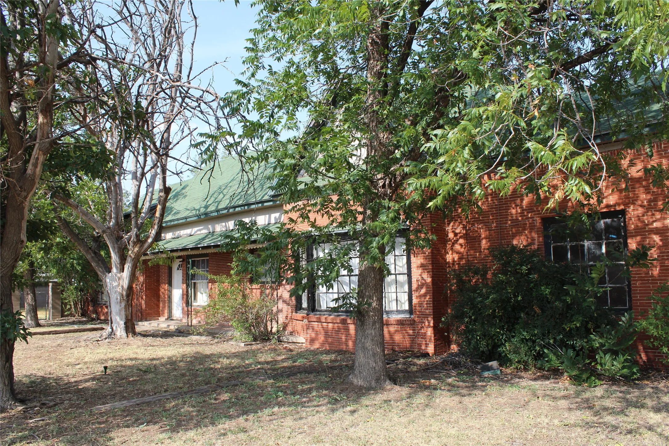 Single Family Residence For Sale in Knox County , 400 E Main Street, Knox City, Texas 79529, 4 Bedroom, 2 Bathroom, 2 Garage spaces, 3,150 Sqft, built in 1950, mls#21394290, Real Estate Agent in Knox City, Homes For Sale in Knox county, Homes For Sale in Knox City, Realtor in Knox City Texas, Real Estate Brokerage Independent Realty Texas, Luminita Cordes Realtor