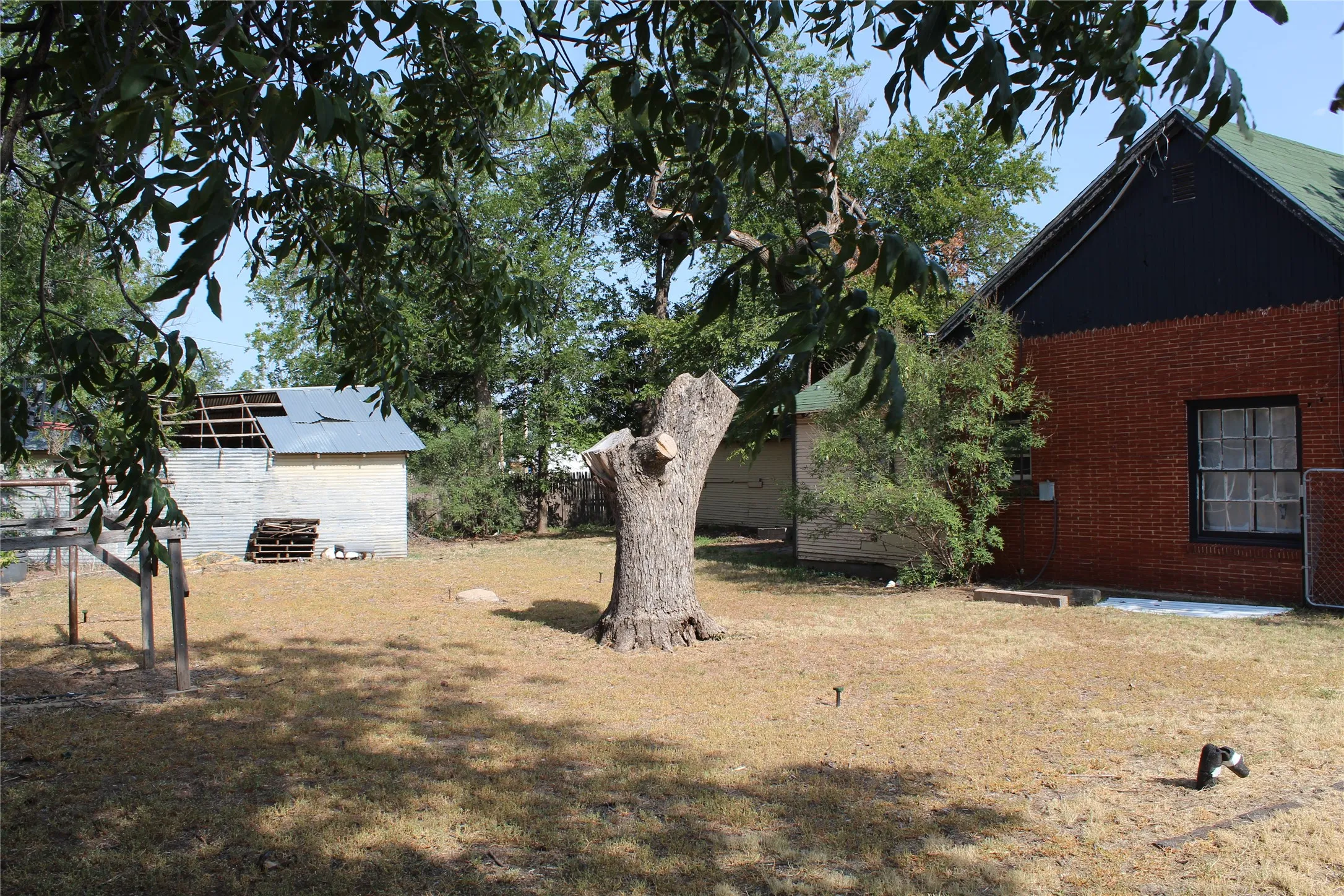 Single Family Residence For Sale in Knox County , 400 E Main Street, Knox City, Texas 79529, 4 Bedroom, 2 Bathroom, 2 Garage spaces, 3,150 Sqft, built in 1950, mls#21394290, Real Estate Agent in Knox City, Homes For Sale in Knox county, Homes For Sale in Knox City, Realtor in Knox City Texas, Real Estate Brokerage Independent Realty Texas, Luminita Cordes Realtor