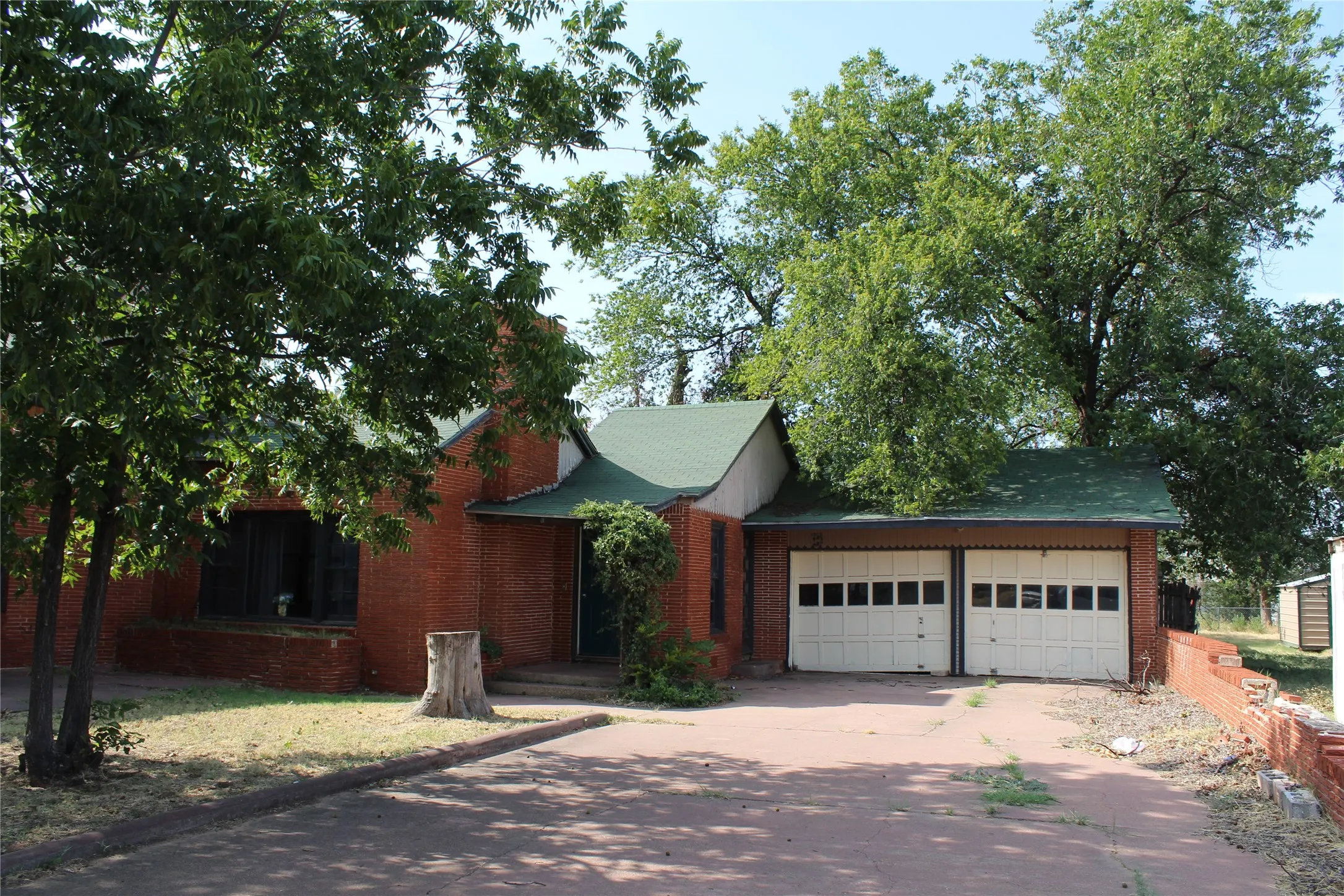 Single Family Residence For Sale in Knox County , 400 E Main Street, Knox City, Texas 79529, 4 Bedroom, 2 Bathroom, 2 Garage spaces, 3,150 Sqft, built in 1950, mls#21394290, Real Estate Agent in Knox City, Homes For Sale in Knox county, Homes For Sale in Knox City, Realtor in Knox City Texas, Real Estate Brokerage Independent Realty Texas, Luminita Cordes Realtor