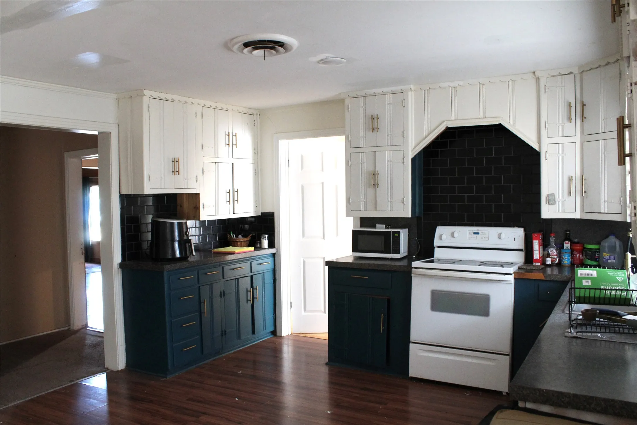 Single Family Residence For Sale in Knox County , 400 E Main Street, Knox City, Texas 79529, 4 Bedroom, 2 Bathroom, 2 Garage spaces, 3,150 Sqft, built in 1950, mls#21394290, Real Estate Agent in Knox City, Homes For Sale in Knox county, Homes For Sale in Knox City, Realtor in Knox City Texas, Real Estate Brokerage Independent Realty Texas, Luminita Cordes Realtor
