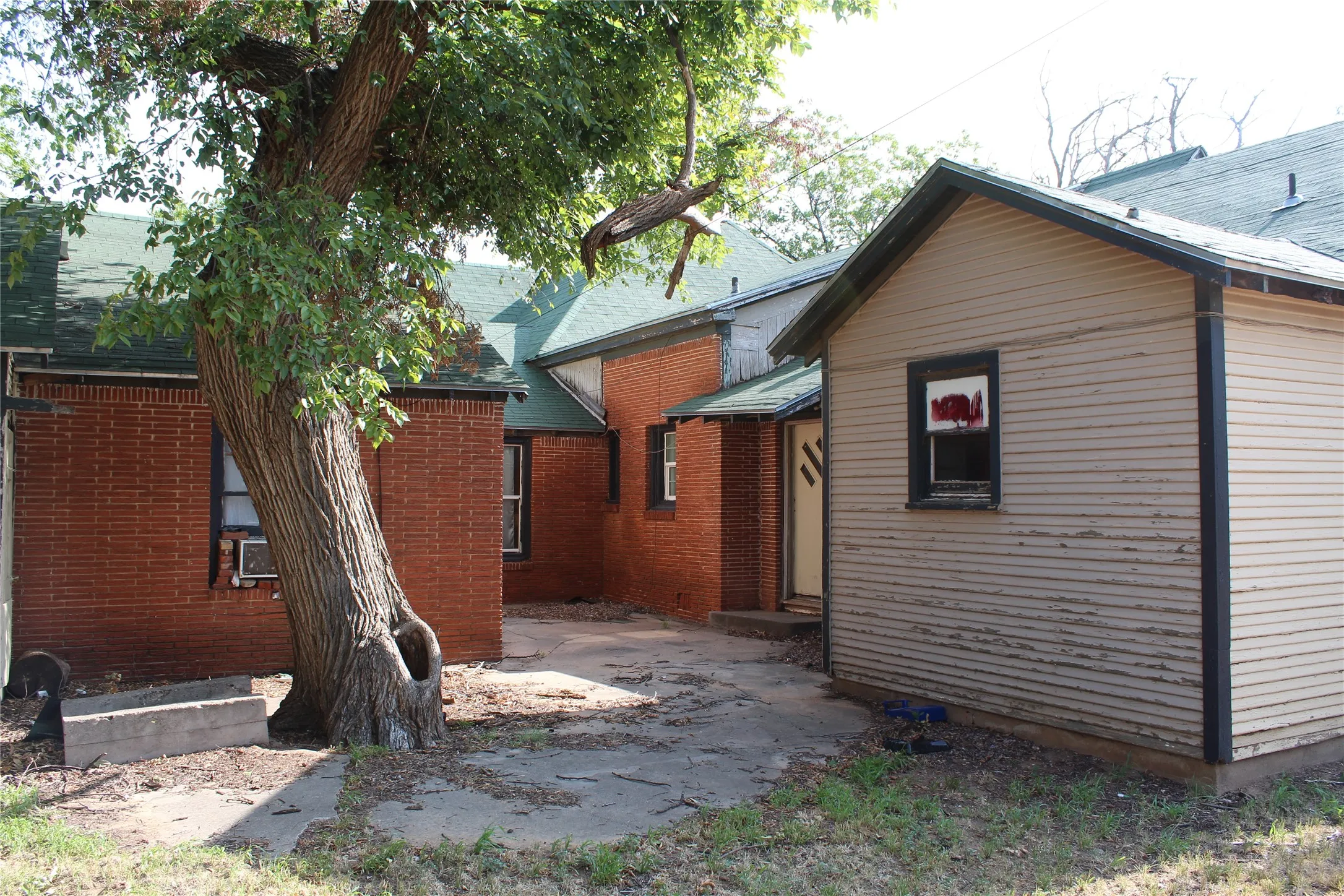 Single Family Residence For Sale in Knox County , 400 E Main Street, Knox City, Texas 79529, 4 Bedroom, 2 Bathroom, 2 Garage spaces, 3,150 Sqft, built in 1950, mls#21394290, Real Estate Agent in Knox City, Homes For Sale in Knox county, Homes For Sale in Knox City, Realtor in Knox City Texas, Real Estate Brokerage Independent Realty Texas, Luminita Cordes Realtor