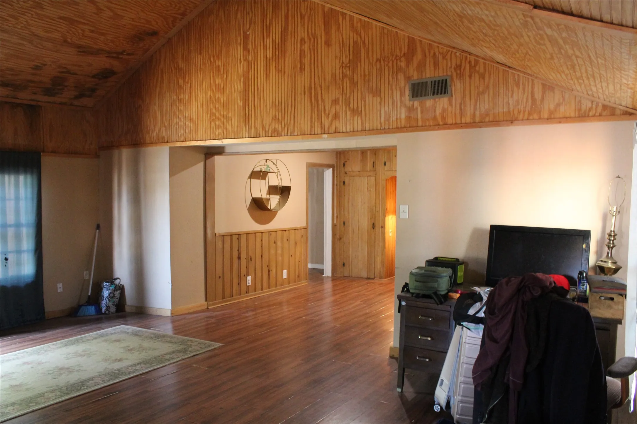 Single Family Residence For Sale in Knox County , 400 E Main Street, Knox City, Texas 79529, 4 Bedroom, 2 Bathroom, 2 Garage spaces, 3,150 Sqft, built in 1950, mls#21394290, Real Estate Agent in Knox City, Homes For Sale in Knox county, Homes For Sale in Knox City, Realtor in Knox City Texas, Real Estate Brokerage Independent Realty Texas, Luminita Cordes Realtor