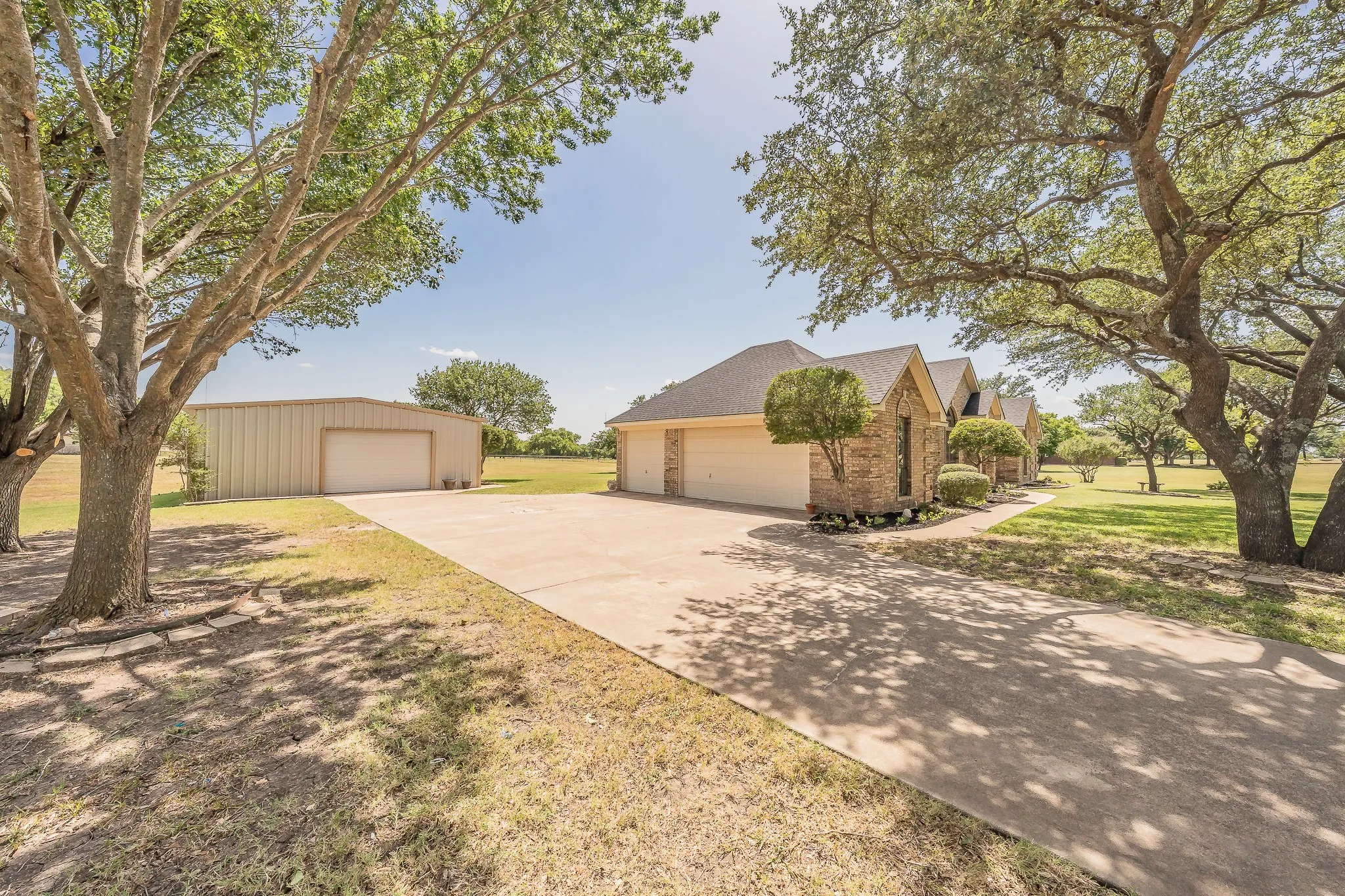 Single Family Residence For Sale in Tarrant County , 2305 Floyd Hampton Road, Crowley, Texas 76036, 4 Bedroom, 3 Bathroom, 3 Garage spaces, 2,660 Sqft, built in 1994, mls#21394876, Real Estate Agent in Crowley, Homes For Sale in Tarrant county, Homes For Sale in Crowley, Realtor in Crowley Texas, Real Estate Brokerage Independent Realty Texas, Luminita Cordes Realtor