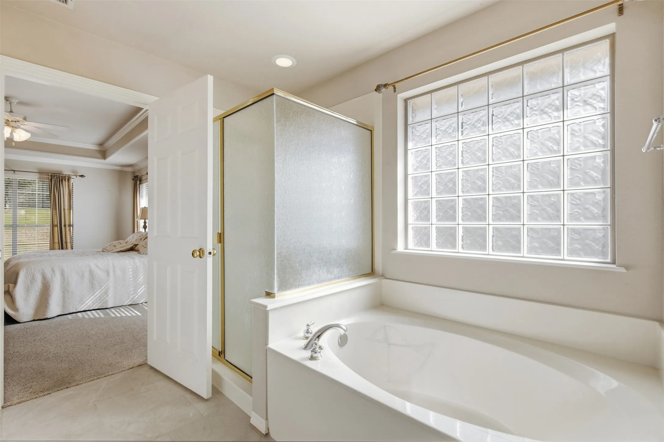 SEPARATE SHOWER AND GARDEN TUB IN MAIN BATHEOOM