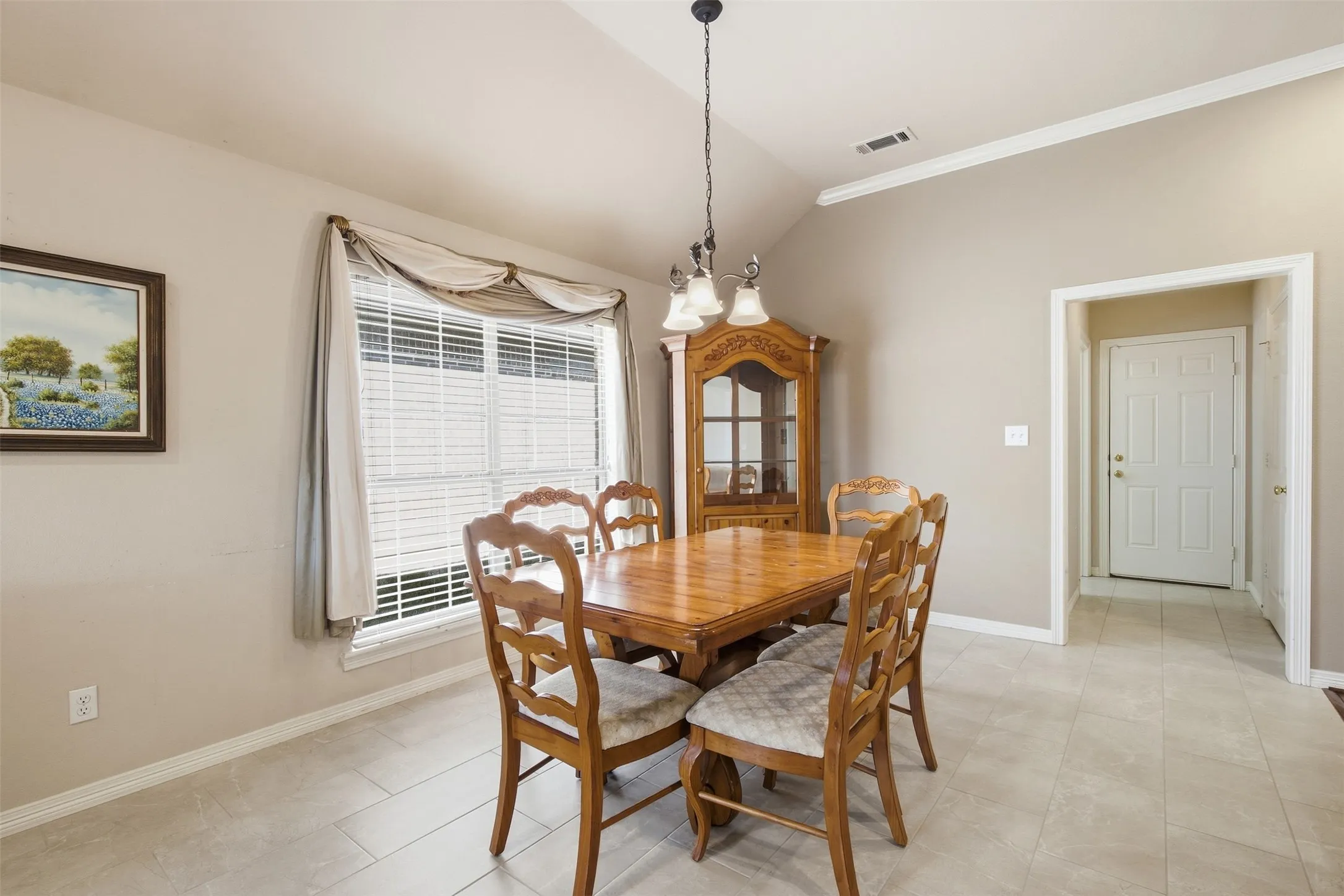 BEAUTIFUL NEW TILE IN SPACIOUS DINING AREA