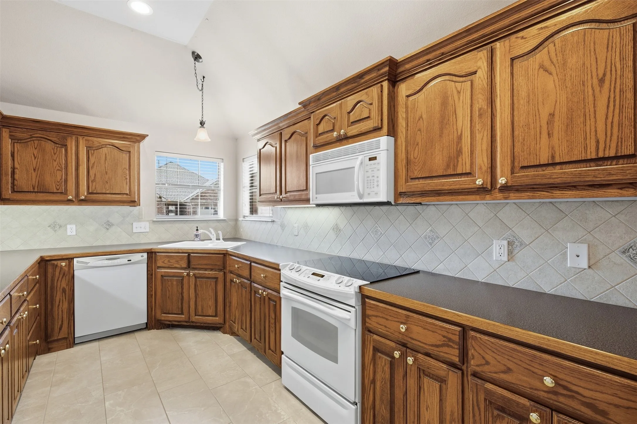 Single Family Residence For Sale in Dallas County , 103 Crestway Drive 26, Cedar Hill, Texas 75104, 3 Bedroom, 2 Bathroom, 2 Garage spaces, 1,856 Sqft, built in 2006, mls#21393587, Real Estate Agent in Cedar Hill, Homes For Sale in Dallas county, Homes For Sale in Cedar Hill, Realtor in Cedar Hill Texas, Real Estate Brokerage Independent Realty Texas, Luminita Cordes Realtor
