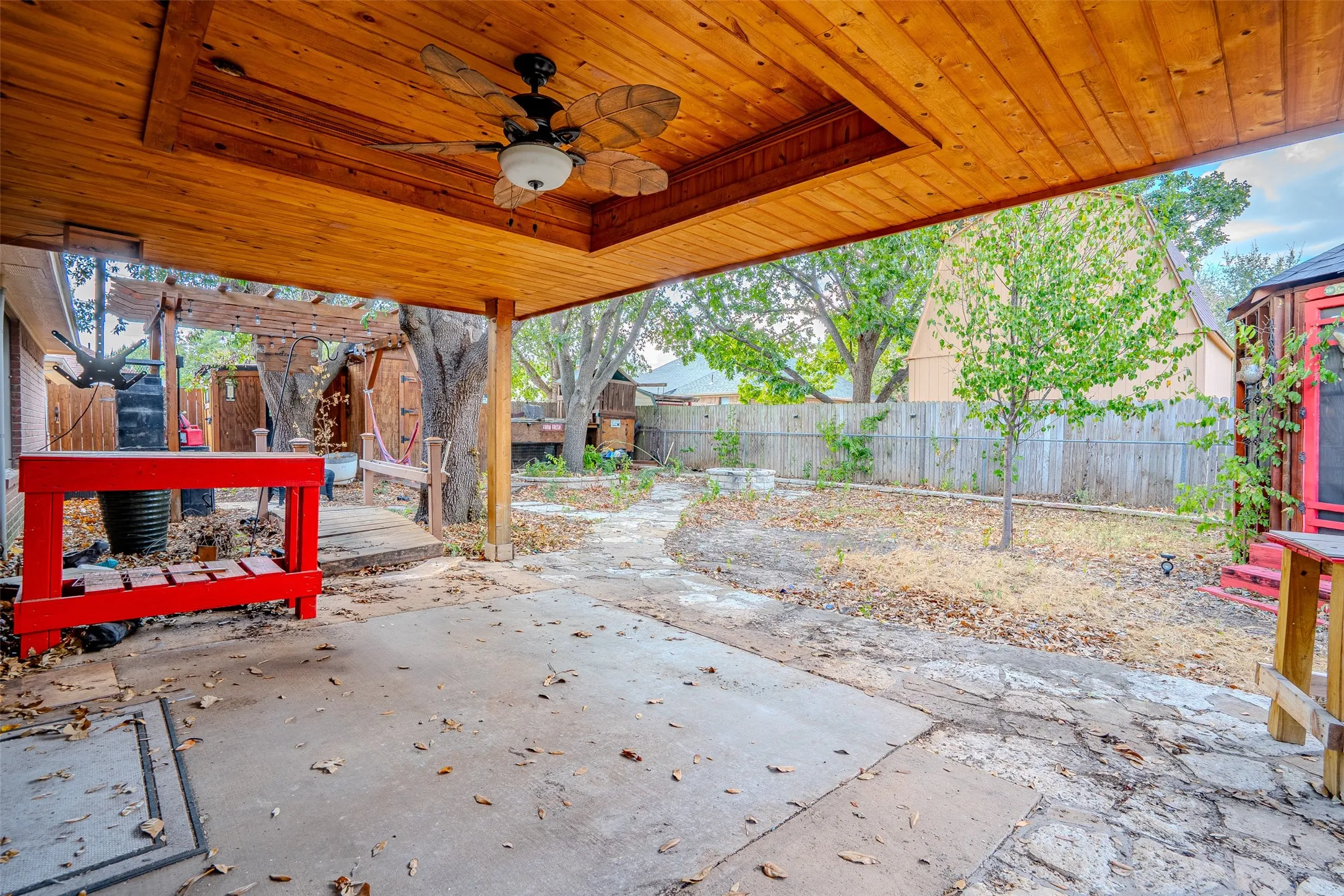Single Family Residence For Sale in Hood County , 1522 Hayloft Lane, Granbury, Texas 76048, 3 Bedroom, 2 Bathroom, 2 Garage spaces, 1,350 Sqft, built in 1995, mls#21392214, Real Estate Agent in Granbury, Homes For Sale in Hood county, Homes For Sale in Granbury, Realtor in Granbury Texas, Real Estate Brokerage Independent Realty Texas, Luminita Cordes Realtor
