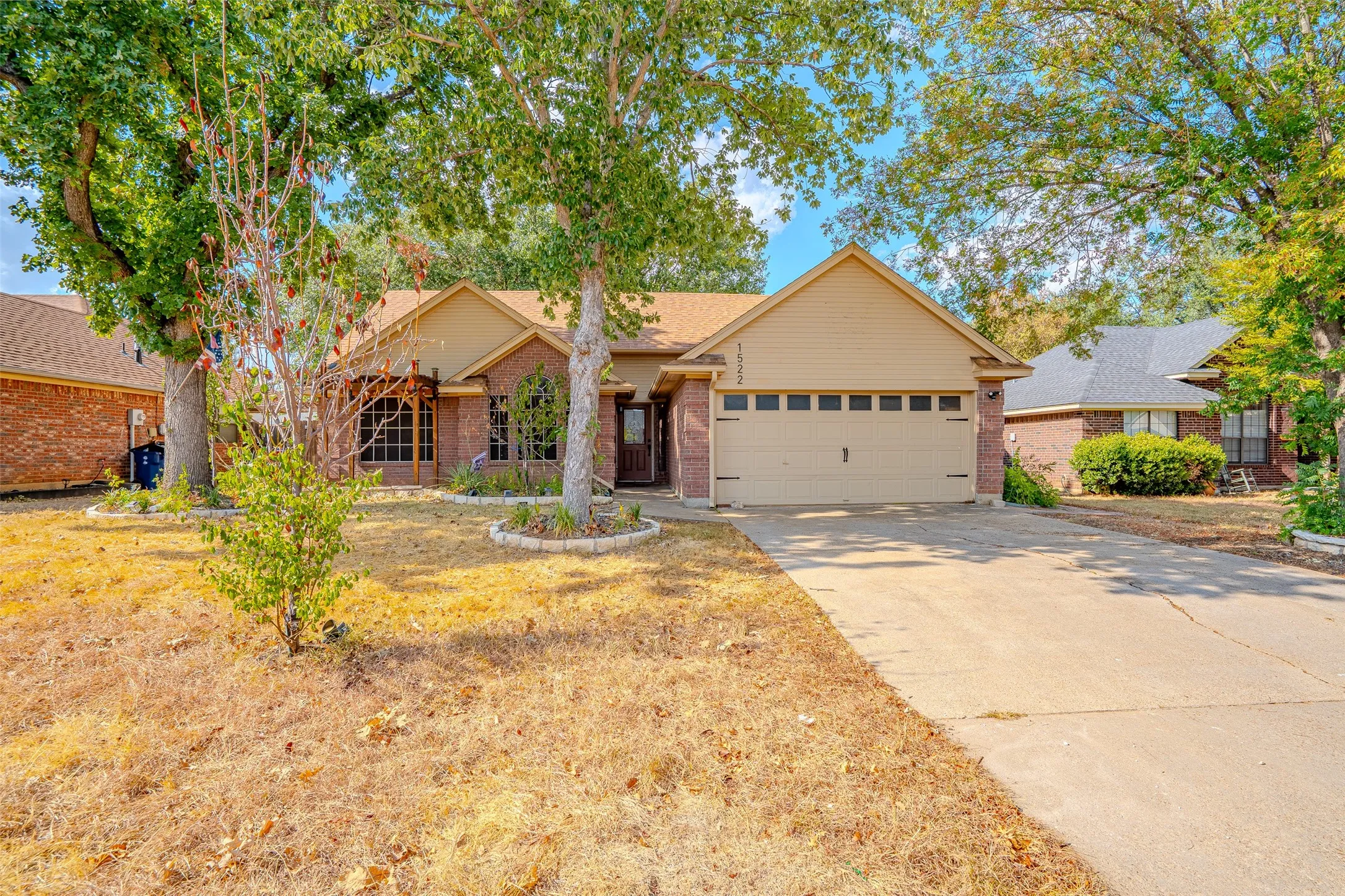 Single Family Residence For Sale in Hood County , 1522 Hayloft Lane, Granbury, Texas 76048, 3 Bedroom, 2 Bathroom, 2 Garage spaces, 1,350 Sqft, built in 1995, mls#21392214, Real Estate Agent in Granbury, Homes For Sale in Hood county, Homes For Sale in Granbury, Realtor in Granbury Texas, Real Estate Brokerage Independent Realty Texas, Luminita Cordes Realtor