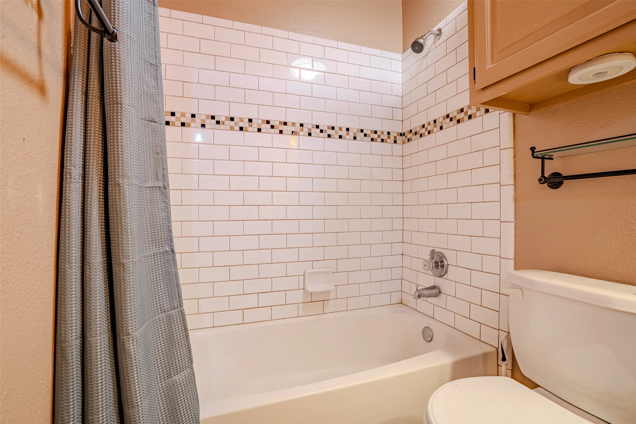 Secondary bath with shower/tub combl
