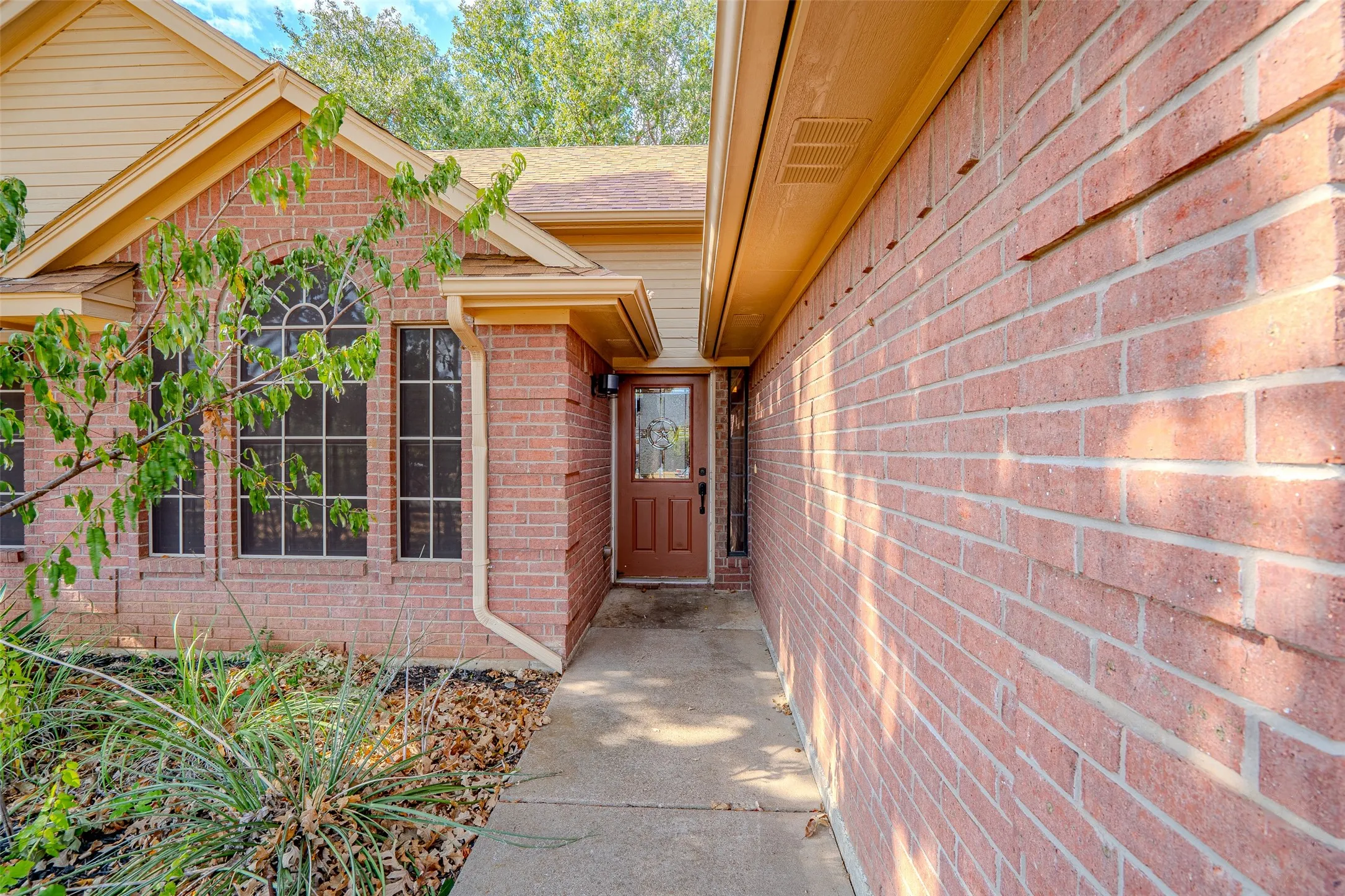 Single Family Residence For Sale in Hood County , 1522 Hayloft Lane, Granbury, Texas 76048, 3 Bedroom, 2 Bathroom, 2 Garage spaces, 1,350 Sqft, built in 1995, mls#21392214, Real Estate Agent in Granbury, Homes For Sale in Hood county, Homes For Sale in Granbury, Realtor in Granbury Texas, Real Estate Brokerage Independent Realty Texas, Luminita Cordes Realtor