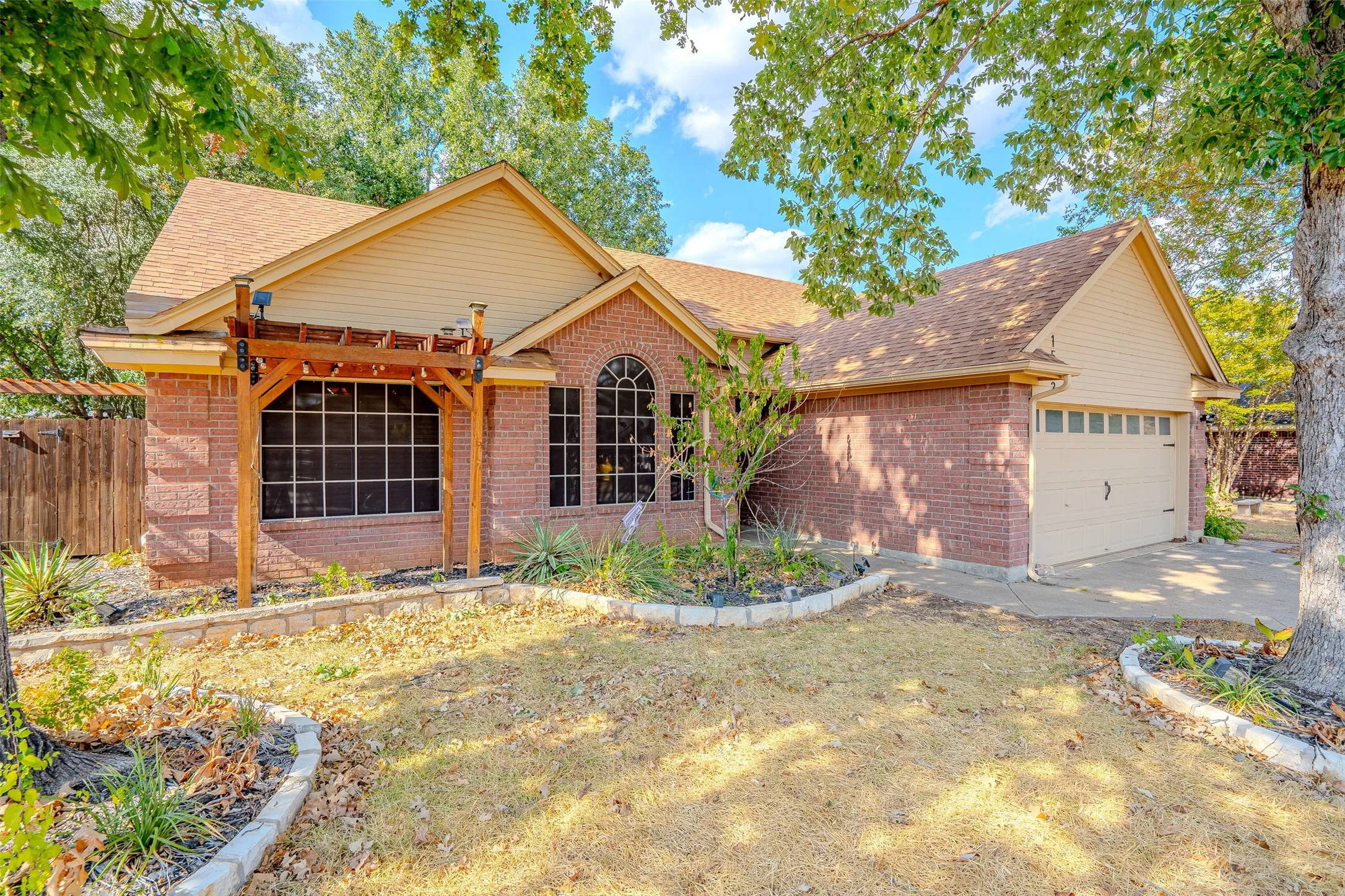 Single Family Residence For Sale in Hood County , 1522 Hayloft Lane, Granbury, Texas 76048, 3 Bedroom, 2 Bathroom, 2 Garage spaces, 1,350 Sqft, built in 1995, mls#21392214, Real Estate Agent in Granbury, Homes For Sale in Hood county, Homes For Sale in Granbury, Realtor in Granbury Texas, Real Estate Brokerage Independent Realty Texas, Luminita Cordes Realtor