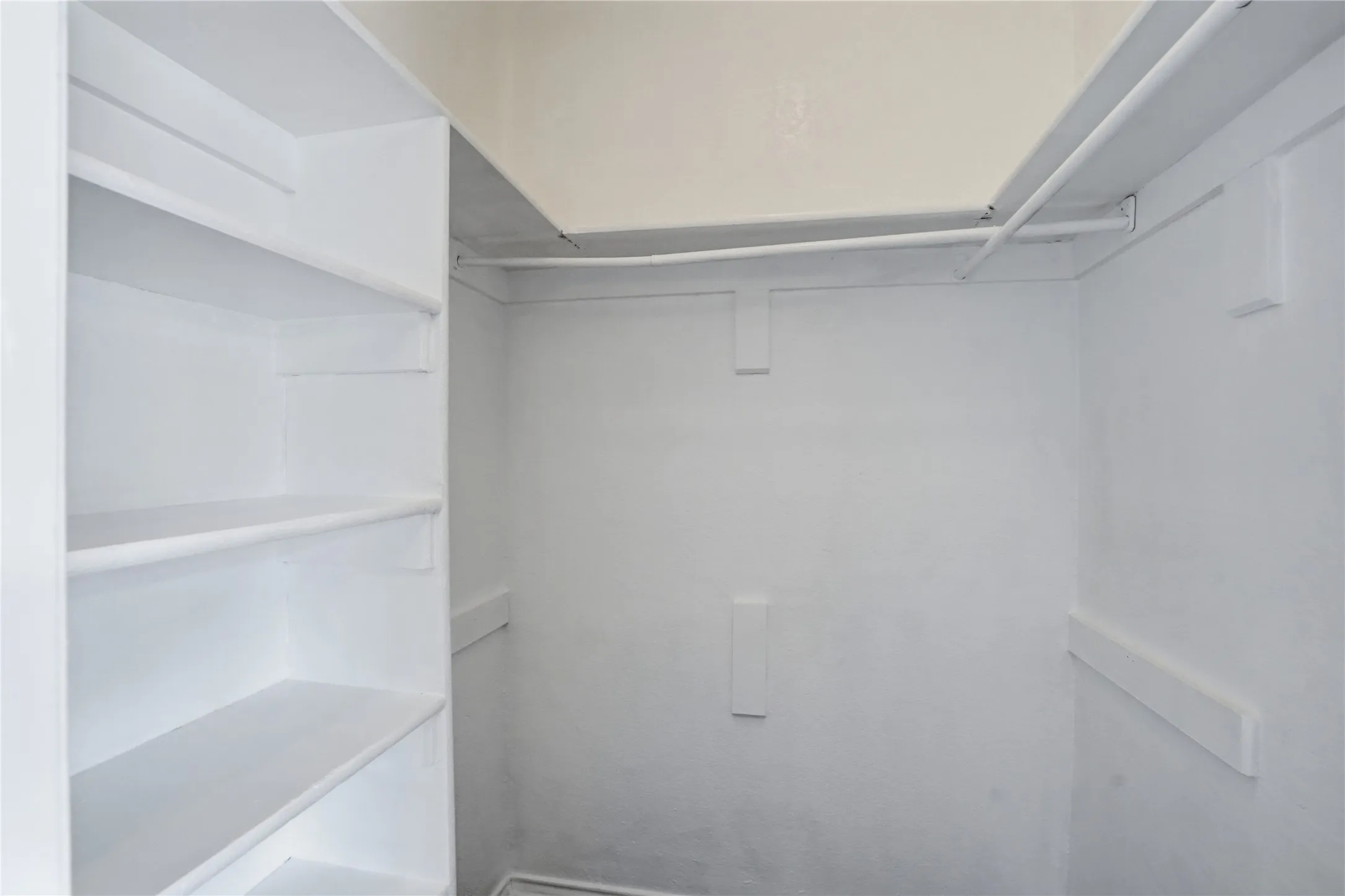 Condominium For Sale in Dallas County , 4115 Esters Road 712, Irving, Texas 75038, 2 Bedroom, 1 Bathroom, Garage spaces, 783 Sqft, built in 1984, mls#21394840, Real Estate Agent in Irving, Homes For Sale in Dallas county, Homes For Sale in Irving, Realtor in Irving Texas, Real Estate Brokerage Independent Realty Texas, Luminita Cordes Realtor