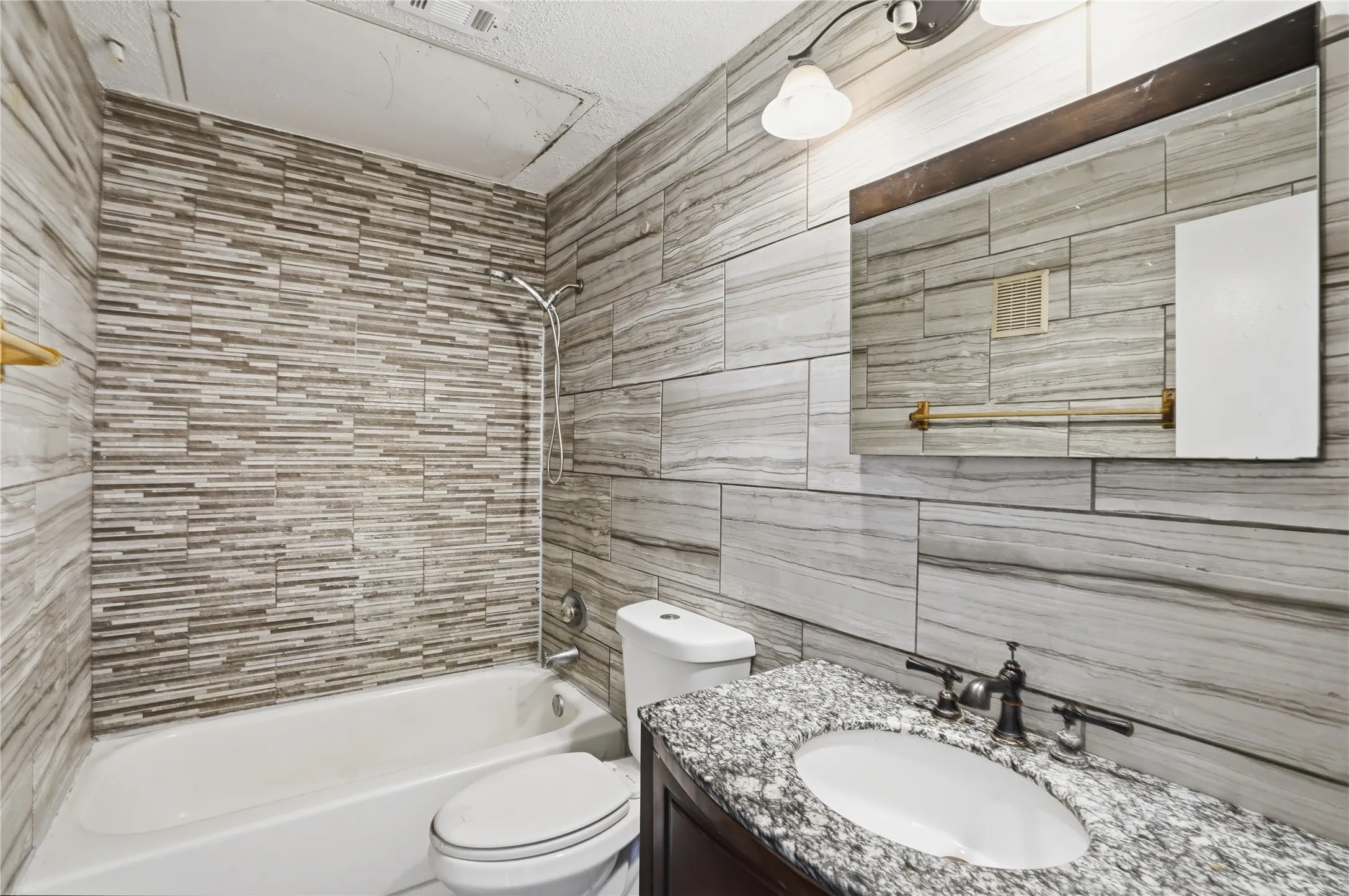Condominium For Sale in Dallas County , 4115 Esters Road 712, Irving, Texas 75038, 2 Bedroom, 1 Bathroom, Garage spaces, 783 Sqft, built in 1984, mls#21394840, Real Estate Agent in Irving, Homes For Sale in Dallas county, Homes For Sale in Irving, Realtor in Irving Texas, Real Estate Brokerage Independent Realty Texas, Luminita Cordes Realtor