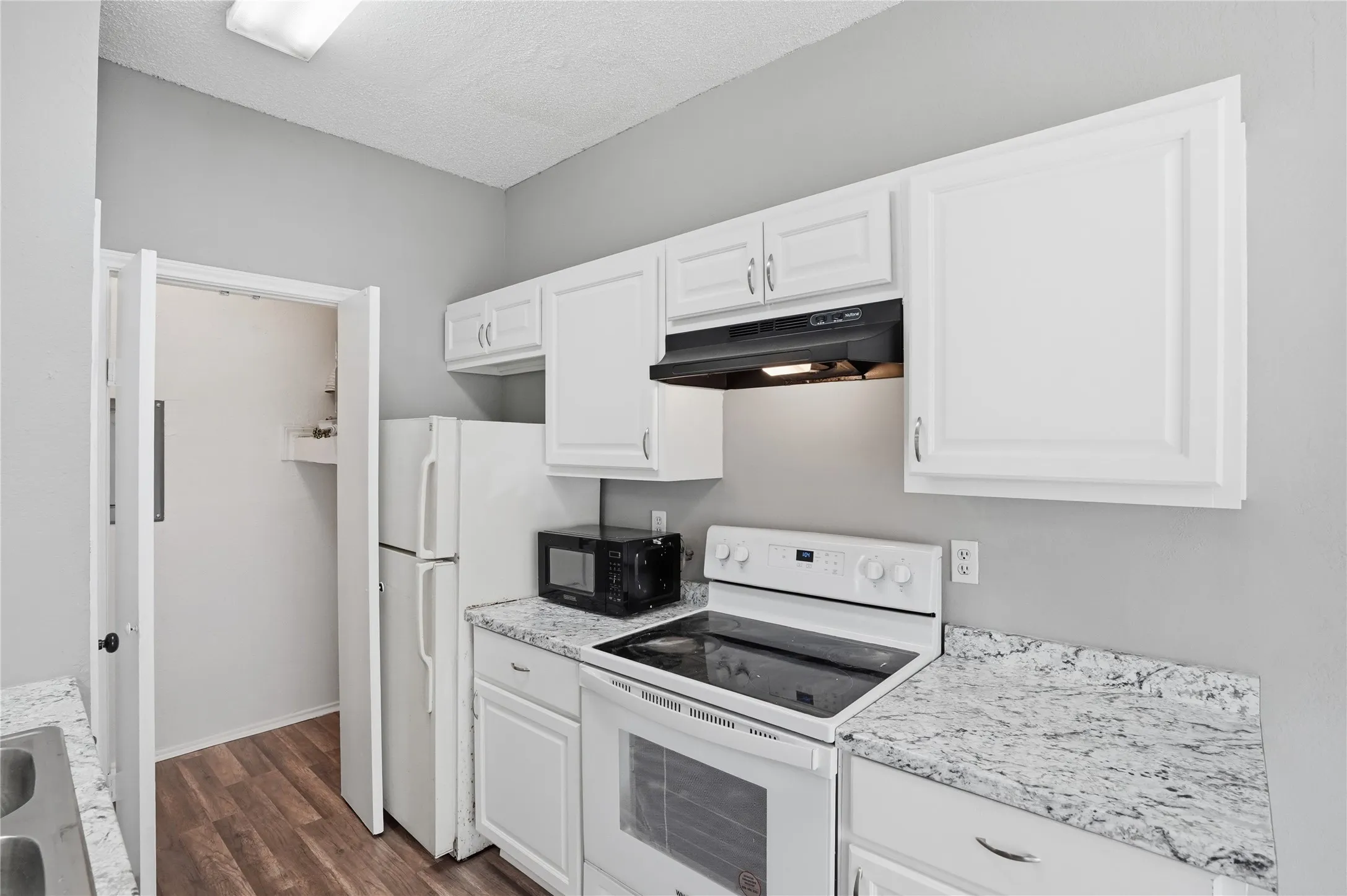 Condominium For Sale in Dallas County , 4115 Esters Road 712, Irving, Texas 75038, 2 Bedroom, 1 Bathroom, Garage spaces, 783 Sqft, built in 1984, mls#21394840, Real Estate Agent in Irving, Homes For Sale in Dallas county, Homes For Sale in Irving, Realtor in Irving Texas, Real Estate Brokerage Independent Realty Texas, Luminita Cordes Realtor