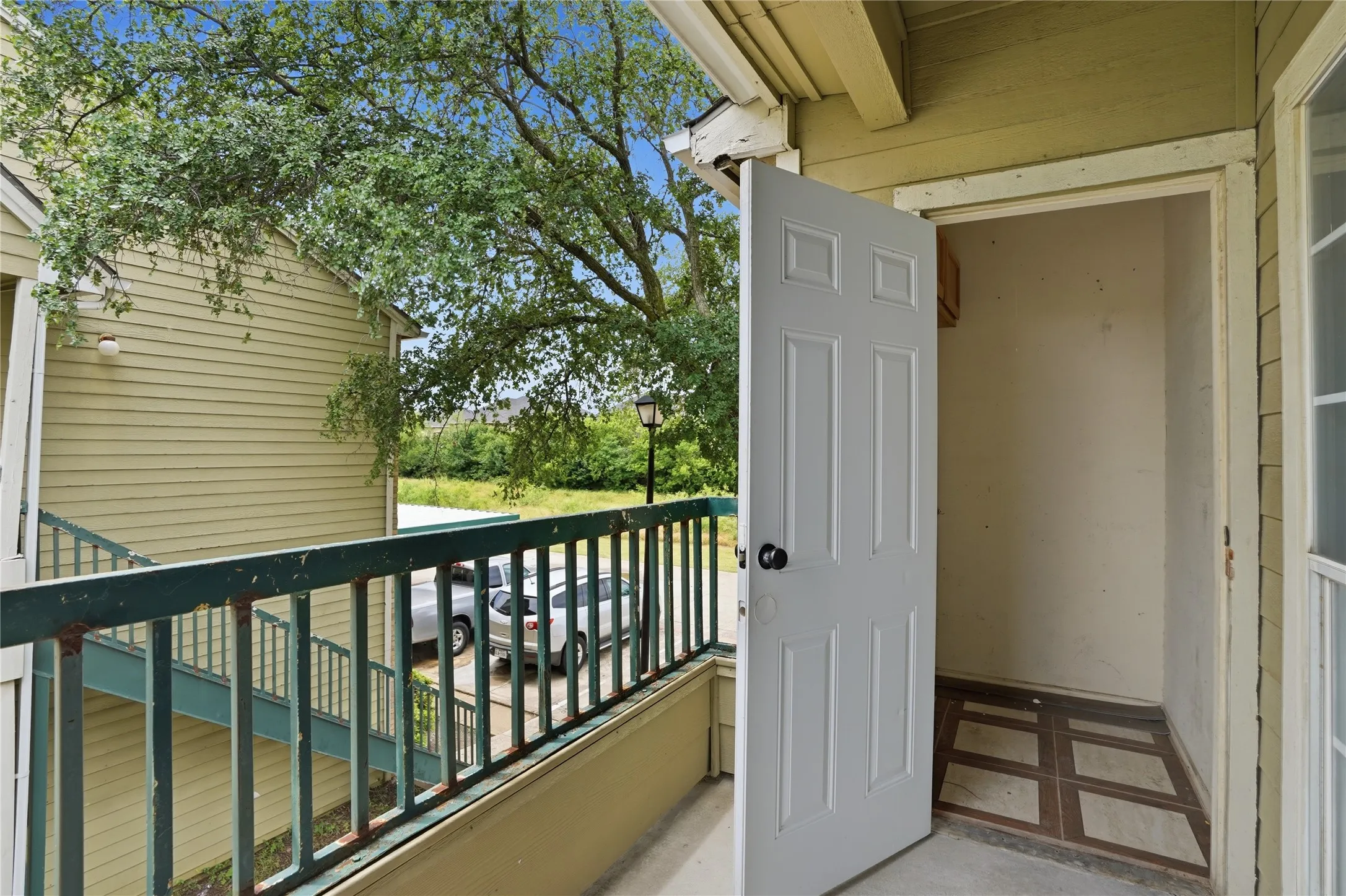 Condominium For Sale in Dallas County , 4115 Esters Road 712, Irving, Texas 75038, 2 Bedroom, 1 Bathroom, Garage spaces, 783 Sqft, built in 1984, mls#21394840, Real Estate Agent in Irving, Homes For Sale in Dallas county, Homes For Sale in Irving, Realtor in Irving Texas, Real Estate Brokerage Independent Realty Texas, Luminita Cordes Realtor