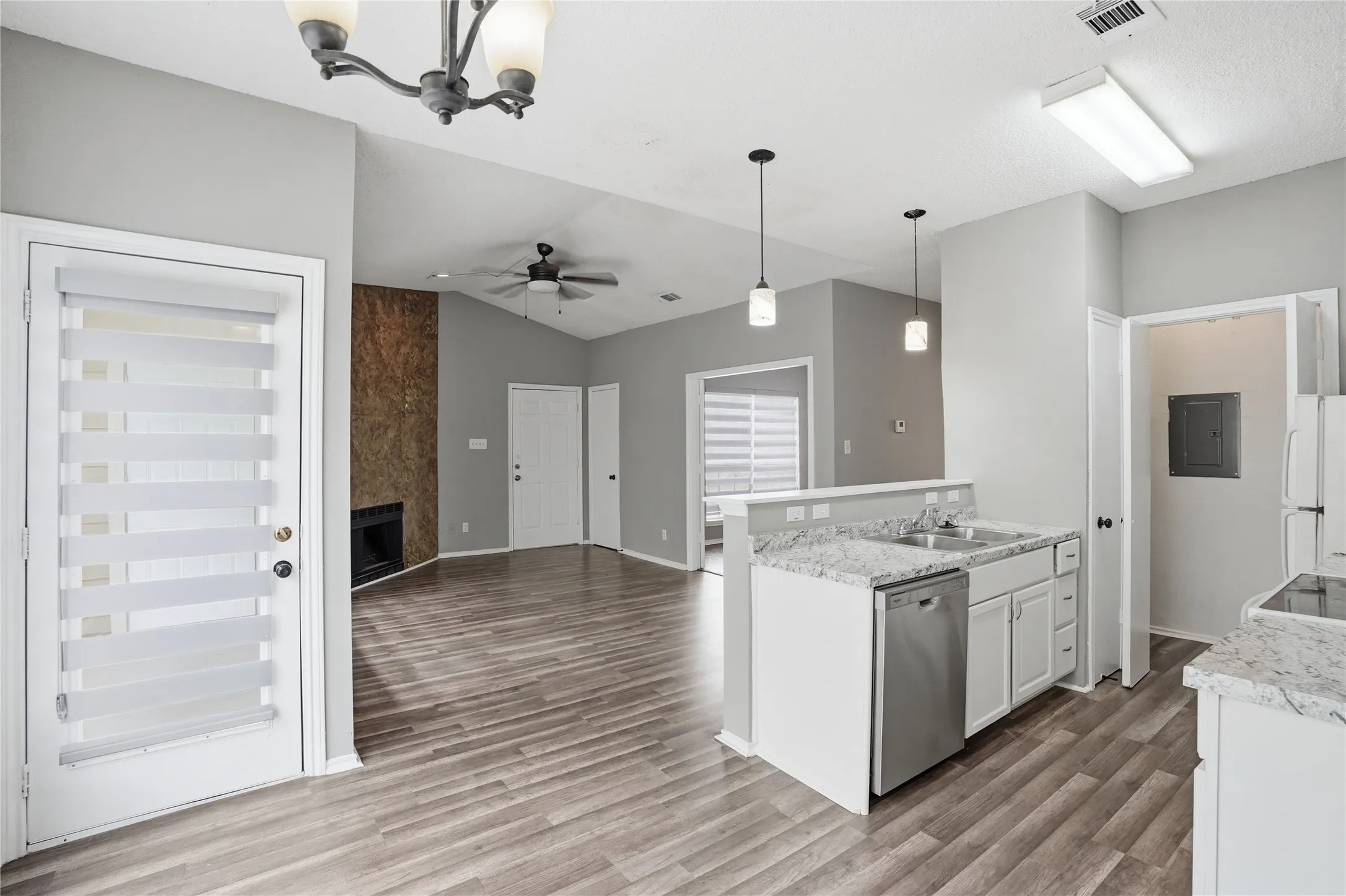 Condominium For Sale in Dallas County , 4115 Esters Road 712, Irving, Texas 75038, 2 Bedroom, 1 Bathroom, Garage spaces, 783 Sqft, built in 1984, mls#21394840, Real Estate Agent in Irving, Homes For Sale in Dallas county, Homes For Sale in Irving, Realtor in Irving Texas, Real Estate Brokerage Independent Realty Texas, Luminita Cordes Realtor