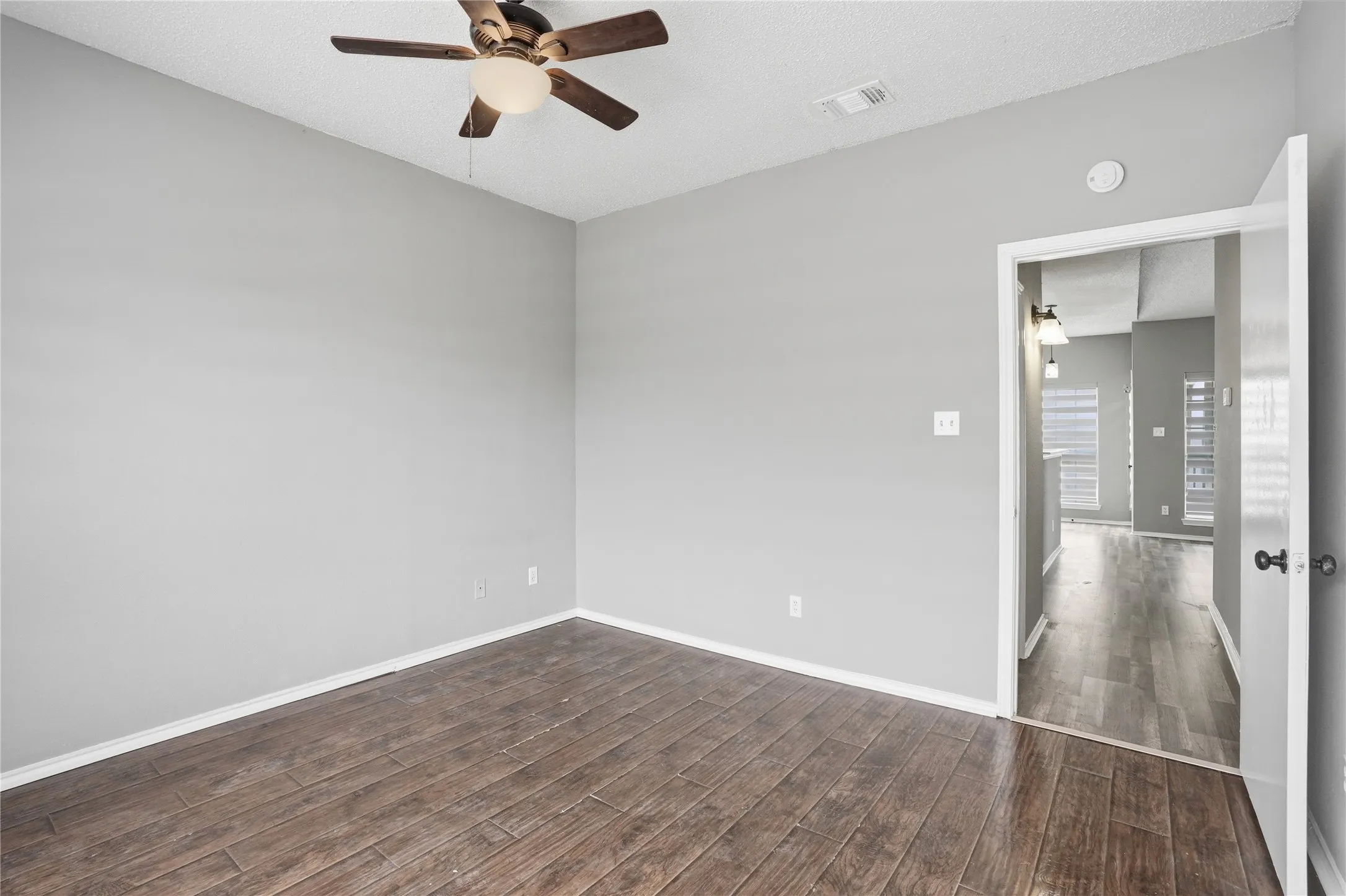 Condominium For Sale in Dallas County , 4115 Esters Road 712, Irving, Texas 75038, 2 Bedroom, 1 Bathroom, Garage spaces, 783 Sqft, built in 1984, mls#21394840, Real Estate Agent in Irving, Homes For Sale in Dallas county, Homes For Sale in Irving, Realtor in Irving Texas, Real Estate Brokerage Independent Realty Texas, Luminita Cordes Realtor