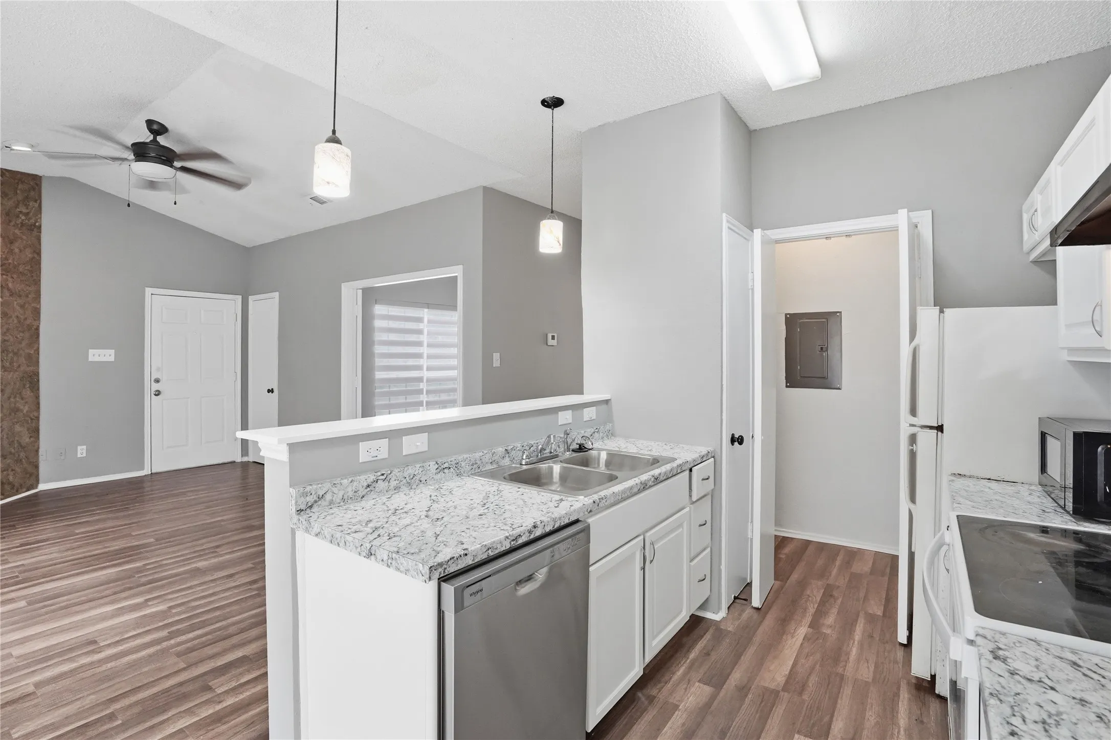 Condominium For Sale in Dallas County , 4115 Esters Road 712, Irving, Texas 75038, 2 Bedroom, 1 Bathroom, Garage spaces, 783 Sqft, built in 1984, mls#21394840, Real Estate Agent in Irving, Homes For Sale in Dallas county, Homes For Sale in Irving, Realtor in Irving Texas, Real Estate Brokerage Independent Realty Texas, Luminita Cordes Realtor