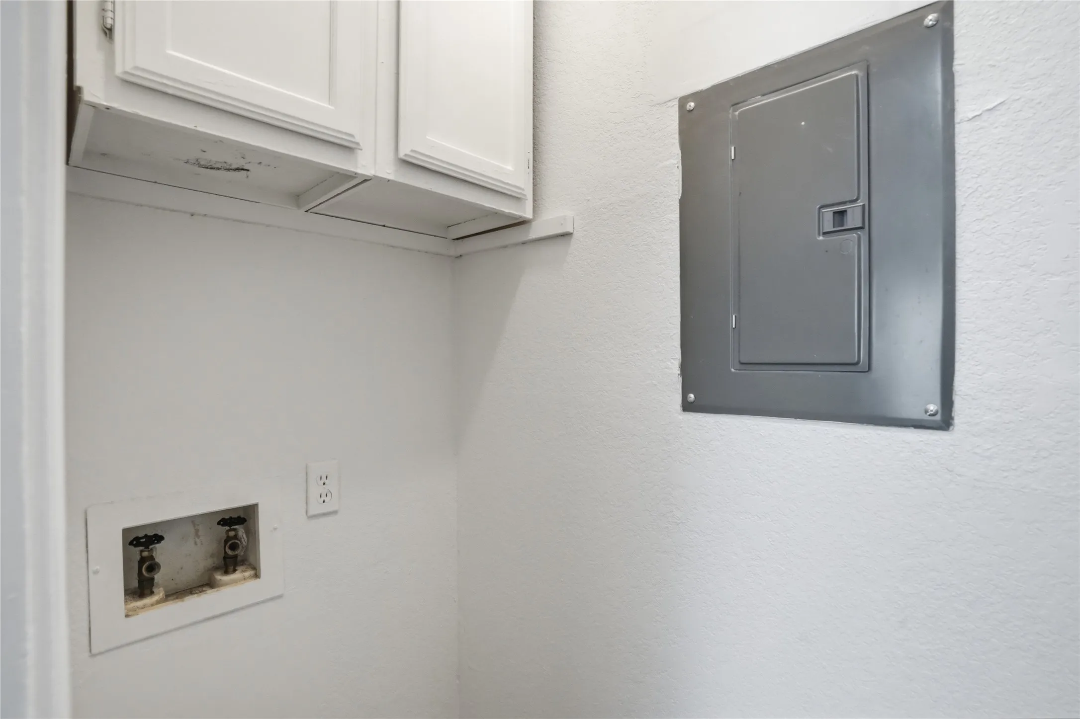 Condominium For Sale in Dallas County , 4115 Esters Road 712, Irving, Texas 75038, 2 Bedroom, 1 Bathroom, Garage spaces, 783 Sqft, built in 1984, mls#21394840, Real Estate Agent in Irving, Homes For Sale in Dallas county, Homes For Sale in Irving, Realtor in Irving Texas, Real Estate Brokerage Independent Realty Texas, Luminita Cordes Realtor