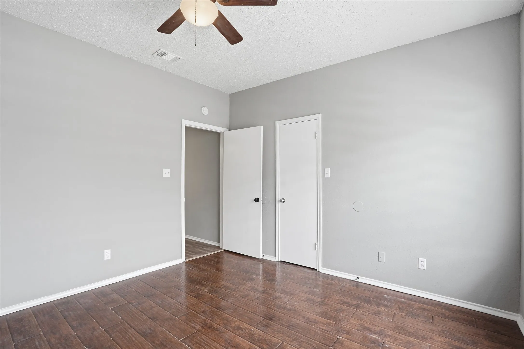 Condominium For Sale in Dallas County , 4115 Esters Road 712, Irving, Texas 75038, 2 Bedroom, 1 Bathroom, Garage spaces, 783 Sqft, built in 1984, mls#21394840, Real Estate Agent in Irving, Homes For Sale in Dallas county, Homes For Sale in Irving, Realtor in Irving Texas, Real Estate Brokerage Independent Realty Texas, Luminita Cordes Realtor