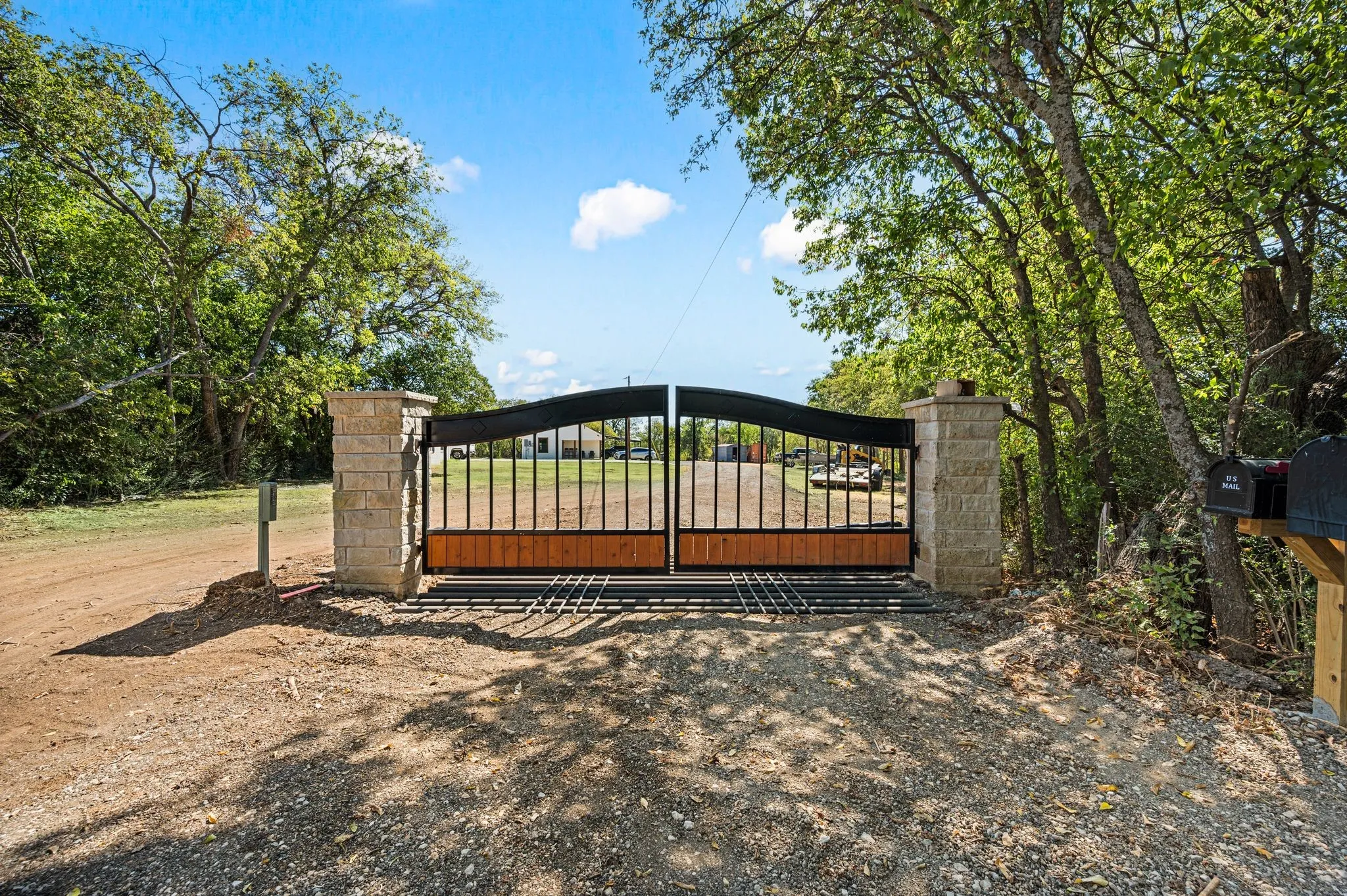 Farm For Sale in Tarrant County , 1700 Marti Drive, Burleson, Texas 76028, 3 Bedroom, 2 Bathroom, Garage spaces, 1,911 Sqft, built in 1969, mls#21394883, Real Estate Agent in Burleson, Homes For Sale in Tarrant county, Homes For Sale in Burleson, Realtor in Burleson Texas, Real Estate Brokerage Independent Realty Texas, Luminita Cordes Realtor