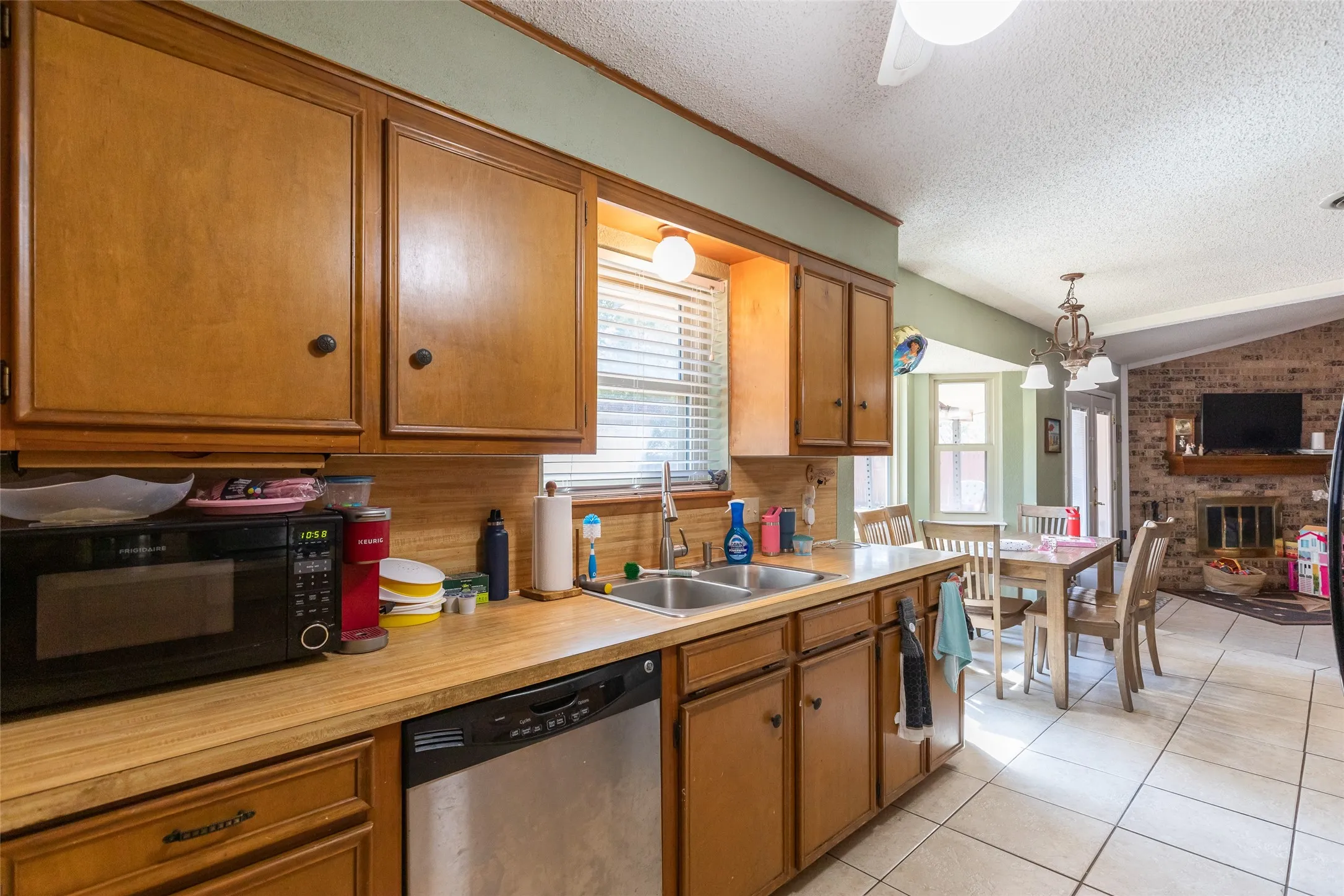 Single Family Residence For Sale in Taylor County , 1001 Pardoners Road, Abilene, Texas 79602, 3 Bedroom, 2 Bathroom, 2 Garage spaces, 1,527 Sqft, built in 1981, mls#21393844, Real Estate Agent in Abilene, Homes For Sale in Taylor county, Homes For Sale in Abilene, Realtor in Abilene Texas, Real Estate Brokerage Independent Realty Texas, Luminita Cordes Realtor