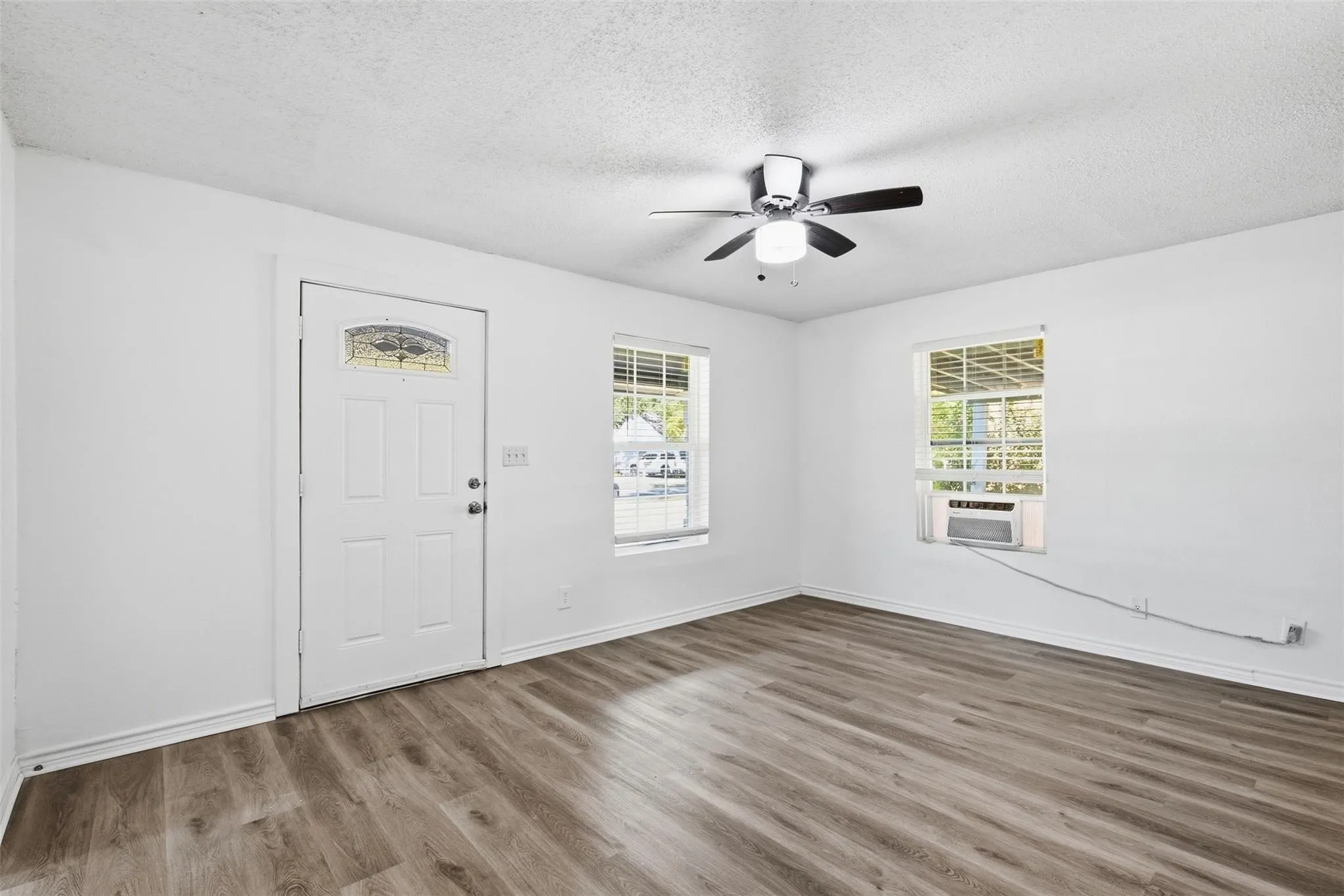 Single Family Residence For Sale in Fannin County , 1916 Liberty Street, Bonham, Texas 75418, 2 Bedroom, 1 Bathroom, Garage spaces, 704 Sqft, built in 1940, mls#21394912, Real Estate Agent in Bonham, Homes For Sale in Fannin county, Homes For Sale in Bonham, Realtor in Bonham Texas, Real Estate Brokerage Independent Realty Texas, Luminita Cordes Realtor