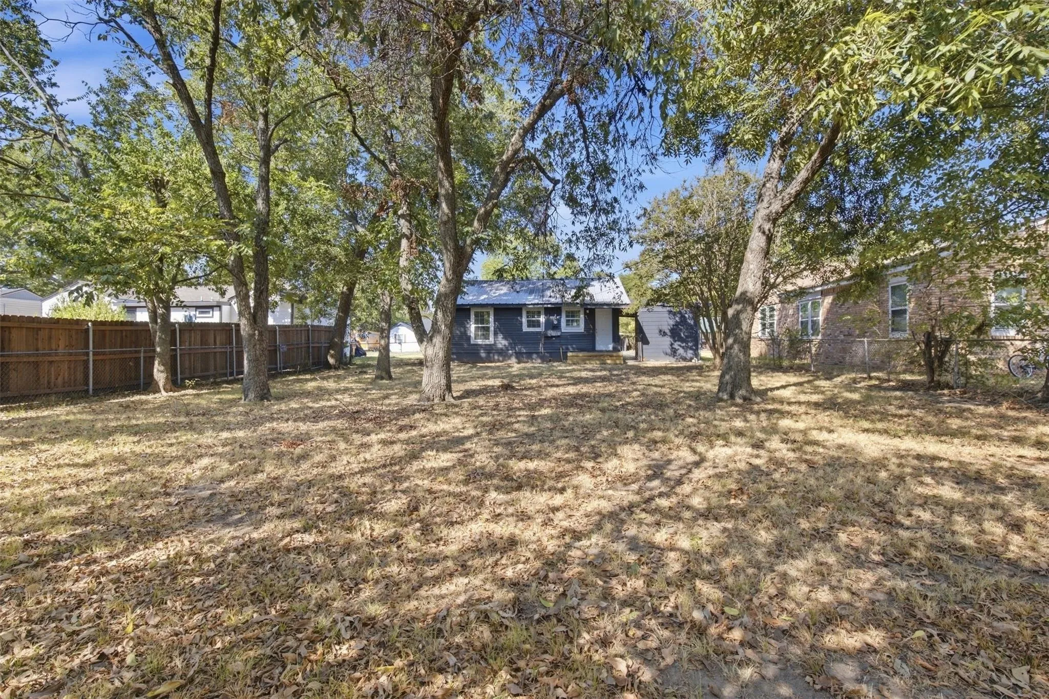 Single Family Residence For Sale in Fannin County , 1916 Liberty Street, Bonham, Texas 75418, 2 Bedroom, 1 Bathroom, Garage spaces, 704 Sqft, built in 1940, mls#21394912, Real Estate Agent in Bonham, Homes For Sale in Fannin county, Homes For Sale in Bonham, Realtor in Bonham Texas, Real Estate Brokerage Independent Realty Texas, Luminita Cordes Realtor