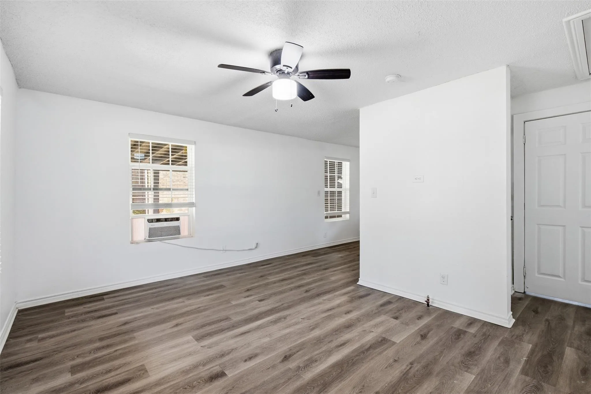 Single Family Residence For Sale in Fannin County , 1916 Liberty Street, Bonham, Texas 75418, 2 Bedroom, 1 Bathroom, Garage spaces, 704 Sqft, built in 1940, mls#21394912, Real Estate Agent in Bonham, Homes For Sale in Fannin county, Homes For Sale in Bonham, Realtor in Bonham Texas, Real Estate Brokerage Independent Realty Texas, Luminita Cordes Realtor