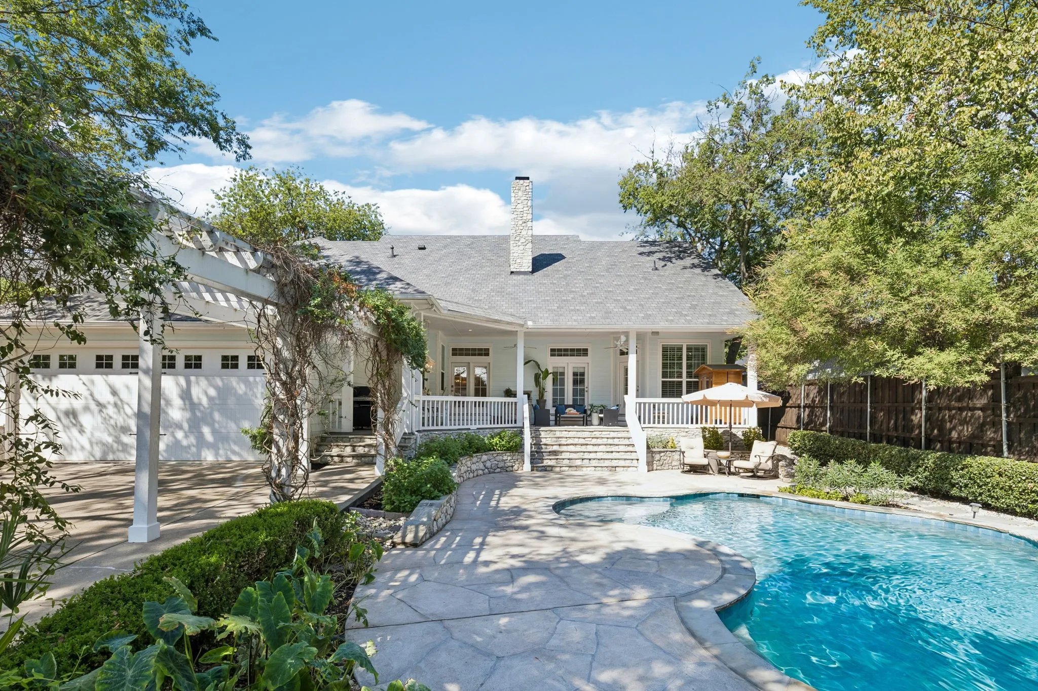 Single Family Residence For Sale in Collin County , 414 N Waddill Street, Mc Kinney, Texas 75069, 4 Bedroom, 4 Bathroom, 2 Garage spaces, 3,683 Sqft, built in 2012, mls#21393614, Real Estate Agent in Mc Kinney, Homes For Sale in Collin county, Homes For Sale in Mc Kinney, Realtor in Mc Kinney Texas, Real Estate Brokerage Independent Realty Texas, Luminita Cordes Realtor