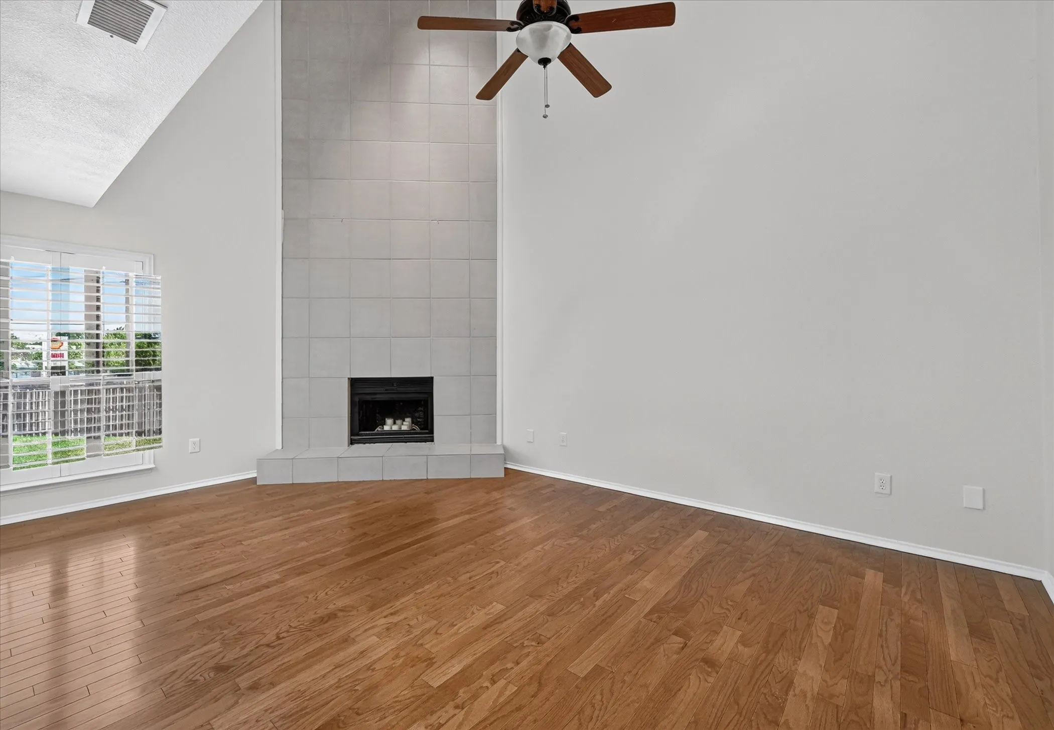 Townhouse For Sale in Tarrant County , 15 Dewberry Court, Bedford, Texas 76021, 2 Bedroom, 2 Bathroom, 2 Garage spaces, 1,814 Sqft, built in 1985, mls#21391969, Real Estate Agent in Bedford, Homes For Sale in Tarrant county, Homes For Sale in Bedford, Realtor in Bedford Texas, Real Estate Brokerage Independent Realty Texas, Luminita Cordes Realtor