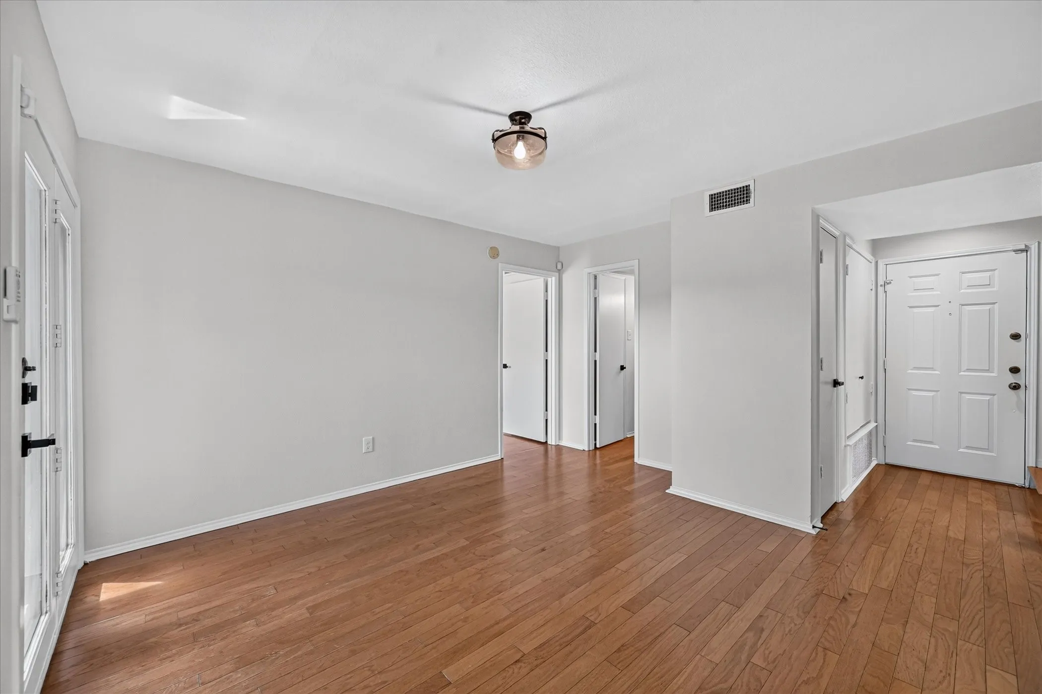 Townhouse For Sale in Tarrant County , 15 Dewberry Court, Bedford, Texas 76021, 2 Bedroom, 2 Bathroom, 2 Garage spaces, 1,814 Sqft, built in 1985, mls#21391969, Real Estate Agent in Bedford, Homes For Sale in Tarrant county, Homes For Sale in Bedford, Realtor in Bedford Texas, Real Estate Brokerage Independent Realty Texas, Luminita Cordes Realtor