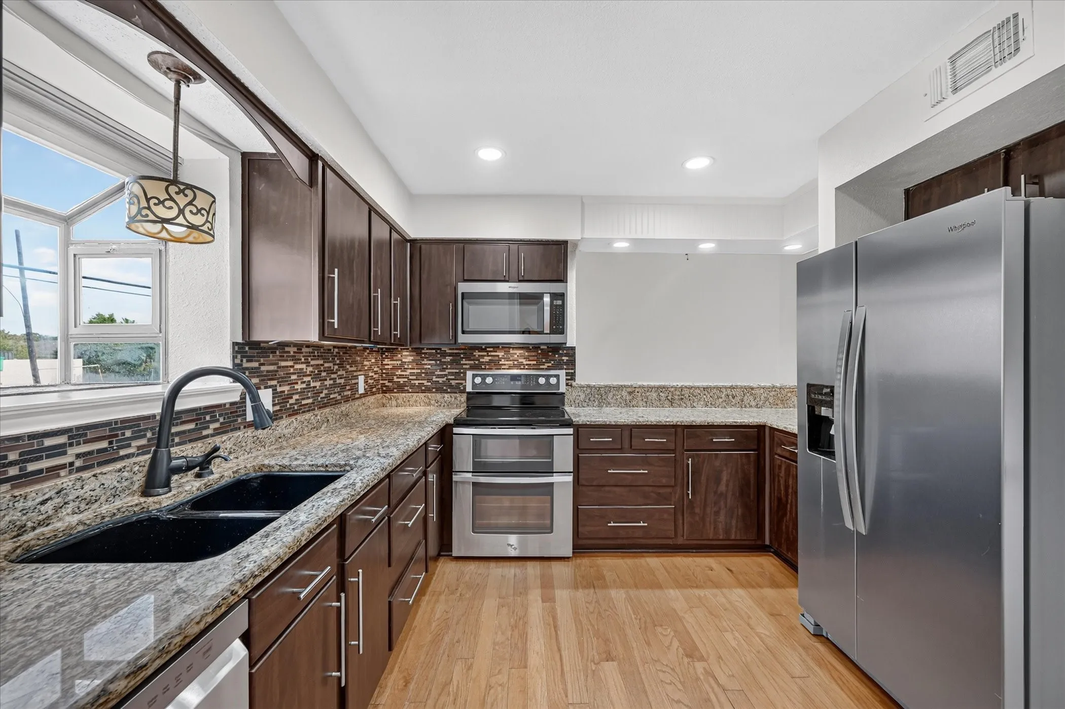 Townhouse For Sale in Tarrant County , 15 Dewberry Court, Bedford, Texas 76021, 2 Bedroom, 2 Bathroom, 2 Garage spaces, 1,814 Sqft, built in 1985, mls#21391969, Real Estate Agent in Bedford, Homes For Sale in Tarrant county, Homes For Sale in Bedford, Realtor in Bedford Texas, Real Estate Brokerage Independent Realty Texas, Luminita Cordes Realtor