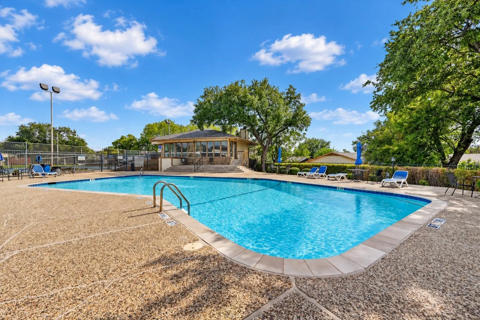 Townhouse For Sale in Tarrant County , 15 Dewberry Court, Bedford, Texas 76021, 2 Bedroom, 2 Bathroom, 2 Garage spaces, 1,814 Sqft, built in 1985, mls#21391969, Real Estate Agent in Bedford, Homes For Sale in Tarrant county, Homes For Sale in Bedford, Realtor in Bedford Texas, Real Estate Brokerage Independent Realty Texas, Luminita Cordes Realtor