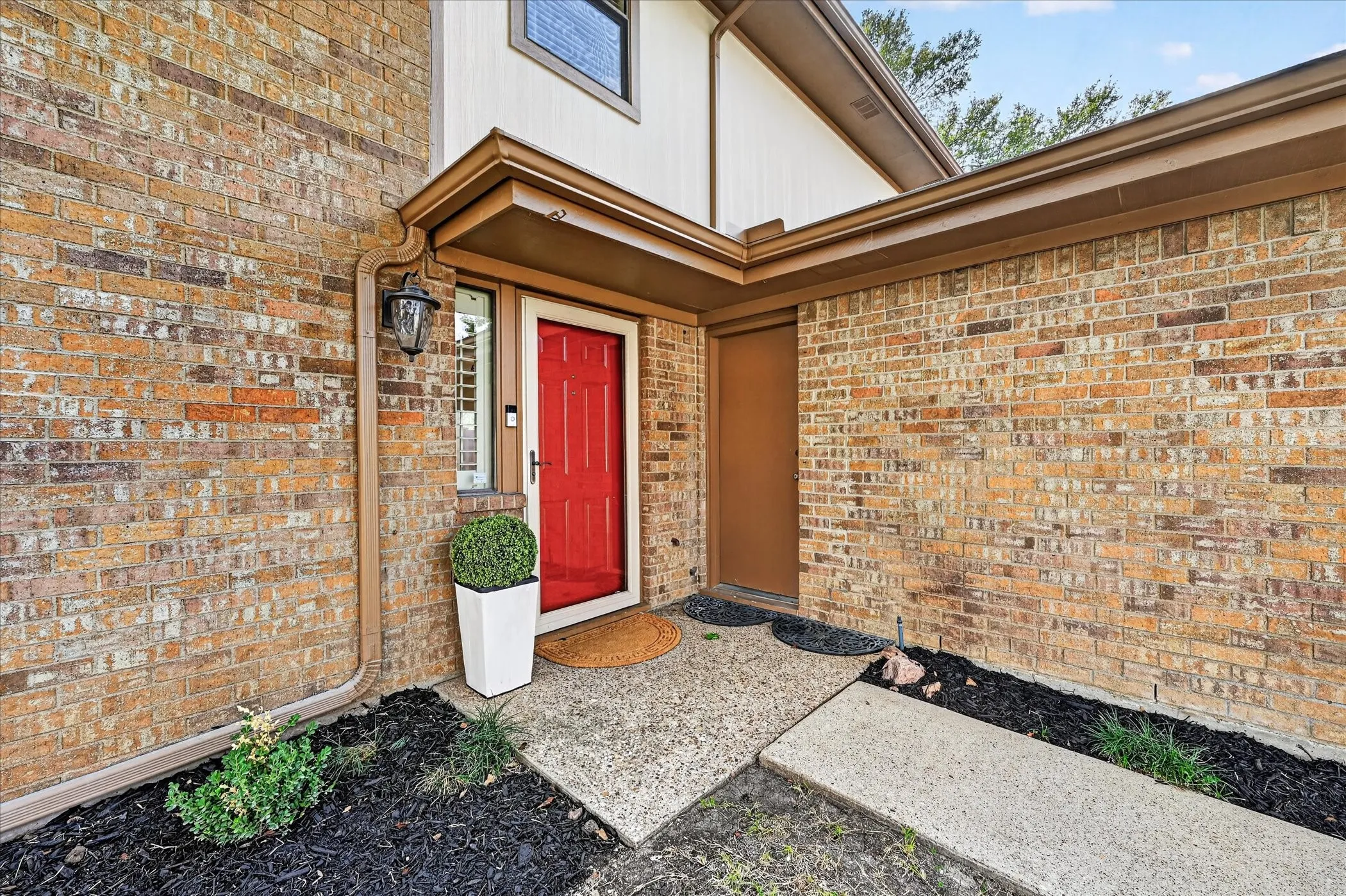 Townhouse For Sale in Tarrant County , 15 Dewberry Court, Bedford, Texas 76021, 2 Bedroom, 2 Bathroom, 2 Garage spaces, 1,814 Sqft, built in 1985, mls#21391969, Real Estate Agent in Bedford, Homes For Sale in Tarrant county, Homes For Sale in Bedford, Realtor in Bedford Texas, Real Estate Brokerage Independent Realty Texas, Luminita Cordes Realtor