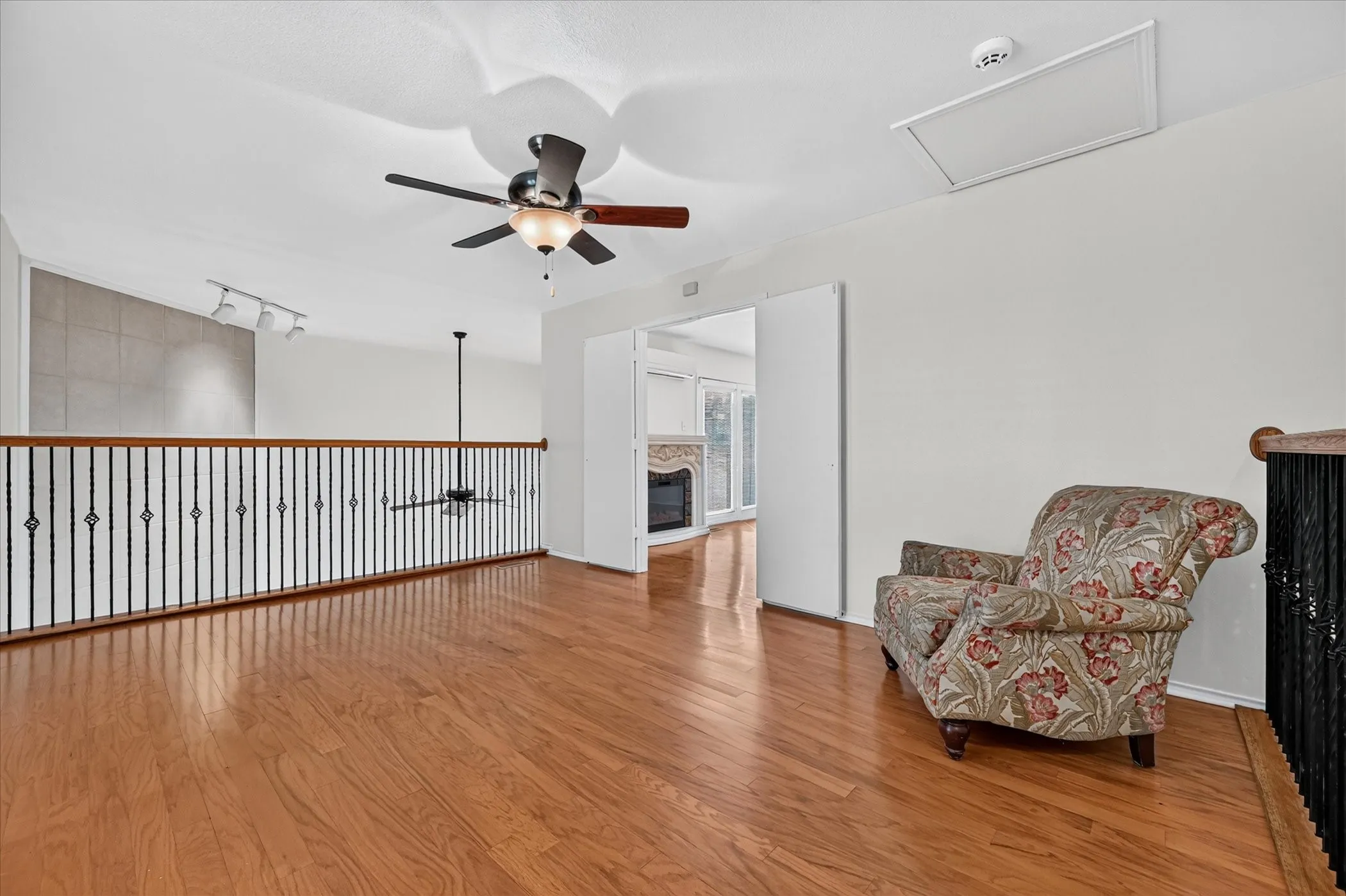 Townhouse For Sale in Tarrant County , 15 Dewberry Court, Bedford, Texas 76021, 2 Bedroom, 2 Bathroom, 2 Garage spaces, 1,814 Sqft, built in 1985, mls#21391969, Real Estate Agent in Bedford, Homes For Sale in Tarrant county, Homes For Sale in Bedford, Realtor in Bedford Texas, Real Estate Brokerage Independent Realty Texas, Luminita Cordes Realtor