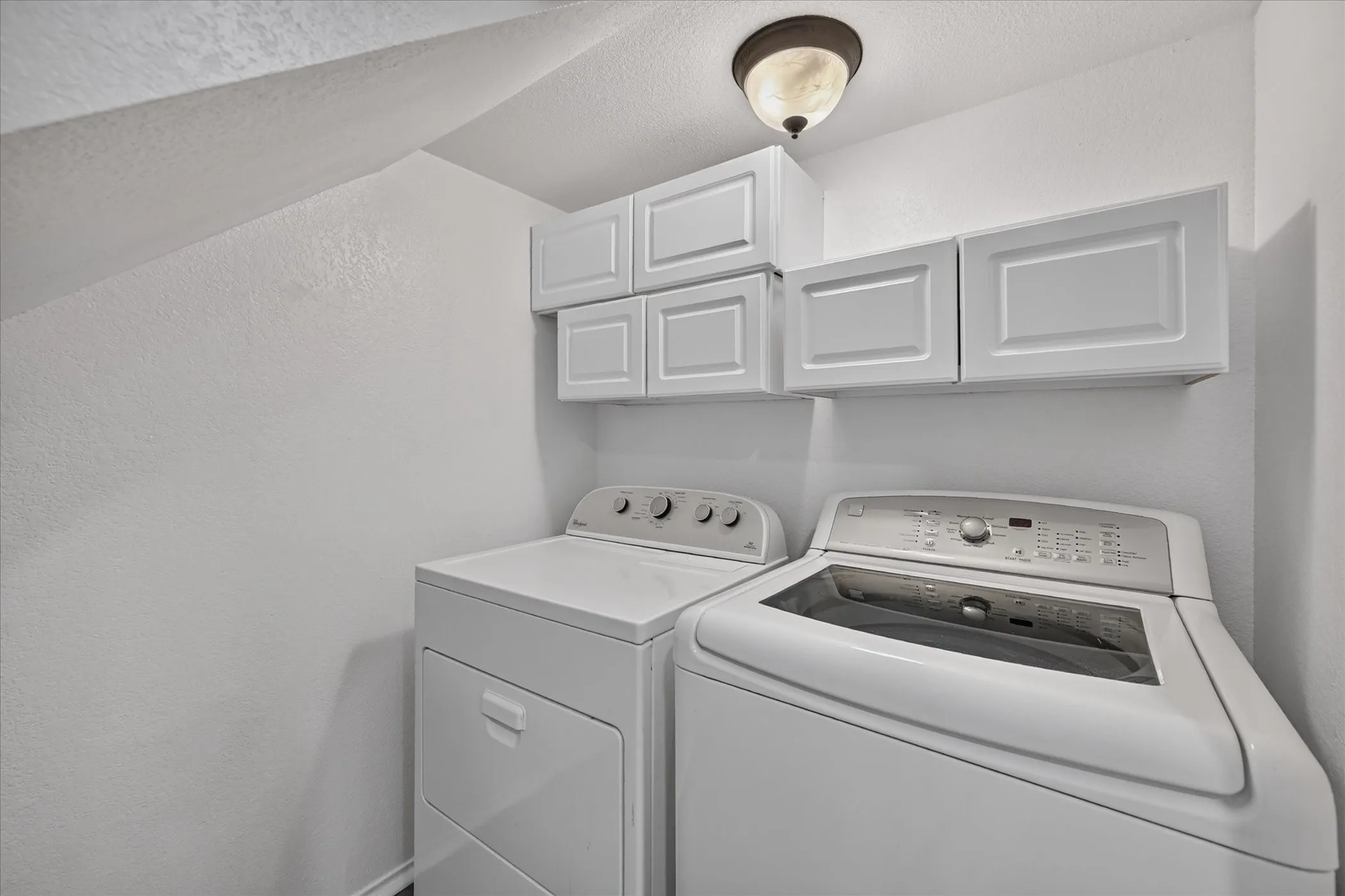 Townhouse For Sale in Tarrant County , 15 Dewberry Court, Bedford, Texas 76021, 2 Bedroom, 2 Bathroom, 2 Garage spaces, 1,814 Sqft, built in 1985, mls#21391969, Real Estate Agent in Bedford, Homes For Sale in Tarrant county, Homes For Sale in Bedford, Realtor in Bedford Texas, Real Estate Brokerage Independent Realty Texas, Luminita Cordes Realtor