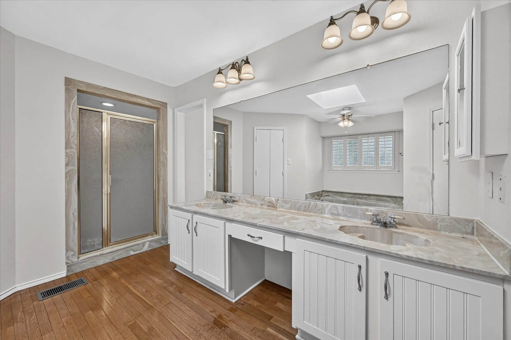 Townhouse For Sale in Tarrant County , 15 Dewberry Court, Bedford, Texas 76021, 2 Bedroom, 2 Bathroom, 2 Garage spaces, 1,814 Sqft, built in 1985, mls#21391969, Real Estate Agent in Bedford, Homes For Sale in Tarrant county, Homes For Sale in Bedford, Realtor in Bedford Texas, Real Estate Brokerage Independent Realty Texas, Luminita Cordes Realtor