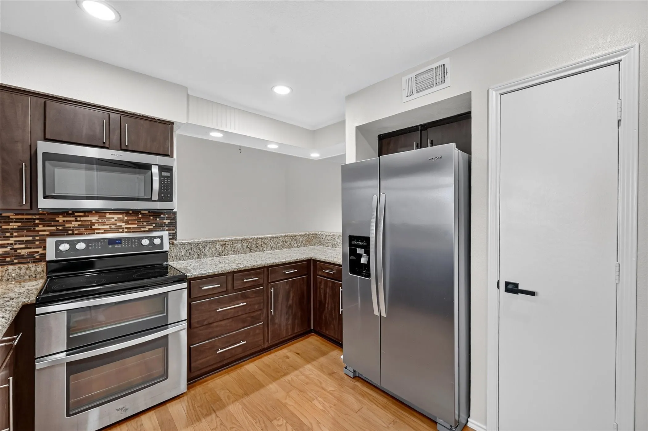 Townhouse For Sale in Tarrant County , 15 Dewberry Court, Bedford, Texas 76021, 2 Bedroom, 2 Bathroom, 2 Garage spaces, 1,814 Sqft, built in 1985, mls#21391969, Real Estate Agent in Bedford, Homes For Sale in Tarrant county, Homes For Sale in Bedford, Realtor in Bedford Texas, Real Estate Brokerage Independent Realty Texas, Luminita Cordes Realtor