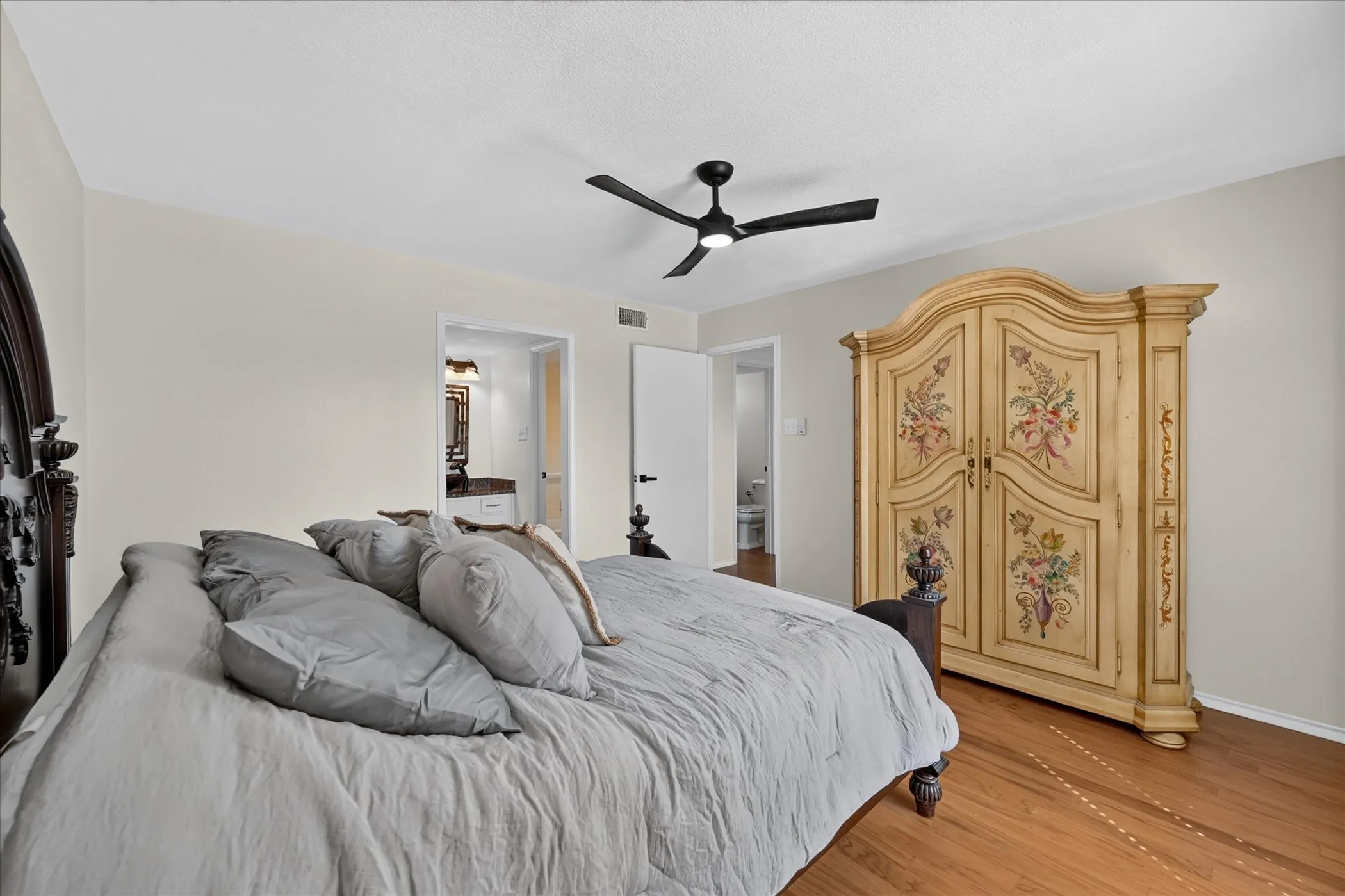 Townhouse For Sale in Tarrant County , 15 Dewberry Court, Bedford, Texas 76021, 2 Bedroom, 2 Bathroom, 2 Garage spaces, 1,814 Sqft, built in 1985, mls#21391969, Real Estate Agent in Bedford, Homes For Sale in Tarrant county, Homes For Sale in Bedford, Realtor in Bedford Texas, Real Estate Brokerage Independent Realty Texas, Luminita Cordes Realtor
