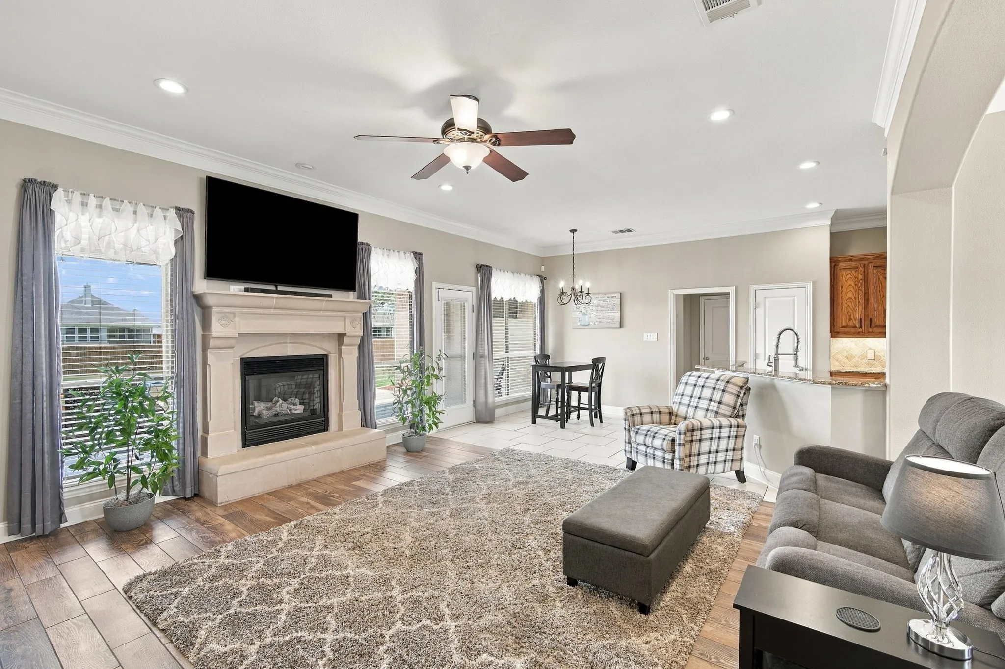 Single Family Residence For Sale in Ellis County , 810 Woodcrest Drive, Ennis, Texas 75119, 3 Bedroom, 2 Bathroom, 2 Garage spaces, 2,043 Sqft, built in 2004, mls#21393870, Real Estate Agent in Ennis, Homes For Sale in Ellis county, Homes For Sale in Ennis, Realtor in Ennis Texas, Real Estate Brokerage Independent Realty Texas, Luminita Cordes Realtor