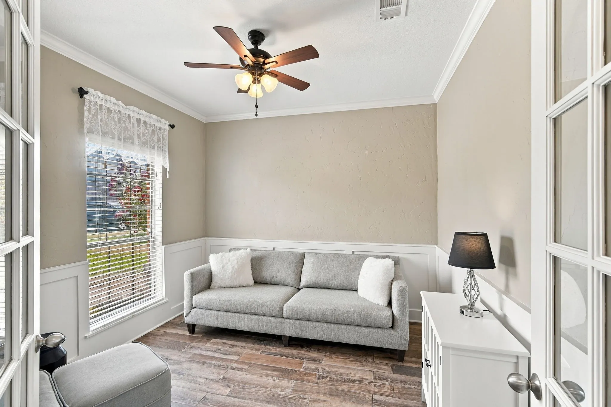 Single Family Residence For Sale in Ellis County , 810 Woodcrest Drive, Ennis, Texas 75119, 3 Bedroom, 2 Bathroom, 2 Garage spaces, 2,043 Sqft, built in 2004, mls#21393870, Real Estate Agent in Ennis, Homes For Sale in Ellis county, Homes For Sale in Ennis, Realtor in Ennis Texas, Real Estate Brokerage Independent Realty Texas, Luminita Cordes Realtor