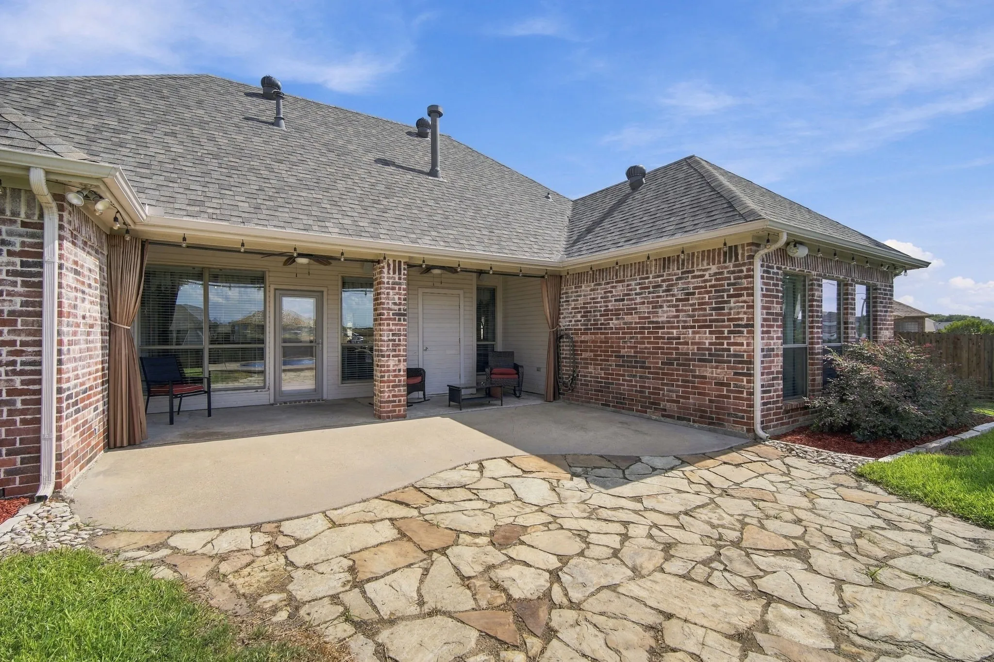 Single Family Residence For Sale in Ellis County , 810 Woodcrest Drive, Ennis, Texas 75119, 3 Bedroom, 2 Bathroom, 2 Garage spaces, 2,043 Sqft, built in 2004, mls#21393870, Real Estate Agent in Ennis, Homes For Sale in Ellis county, Homes For Sale in Ennis, Realtor in Ennis Texas, Real Estate Brokerage Independent Realty Texas, Luminita Cordes Realtor