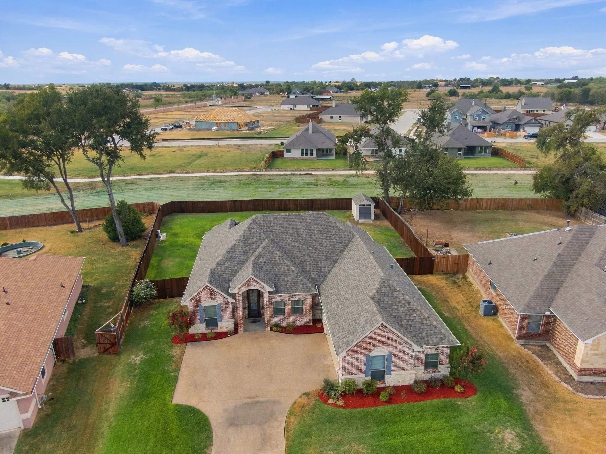 Single Family Residence For Sale in Ellis County , 810 Woodcrest Drive, Ennis, Texas 75119, 3 Bedroom, 2 Bathroom, 2 Garage spaces, 2,043 Sqft, built in 2004, mls#21393870, Real Estate Agent in Ennis, Homes For Sale in Ellis county, Homes For Sale in Ennis, Realtor in Ennis Texas, Real Estate Brokerage Independent Realty Texas, Luminita Cordes Realtor