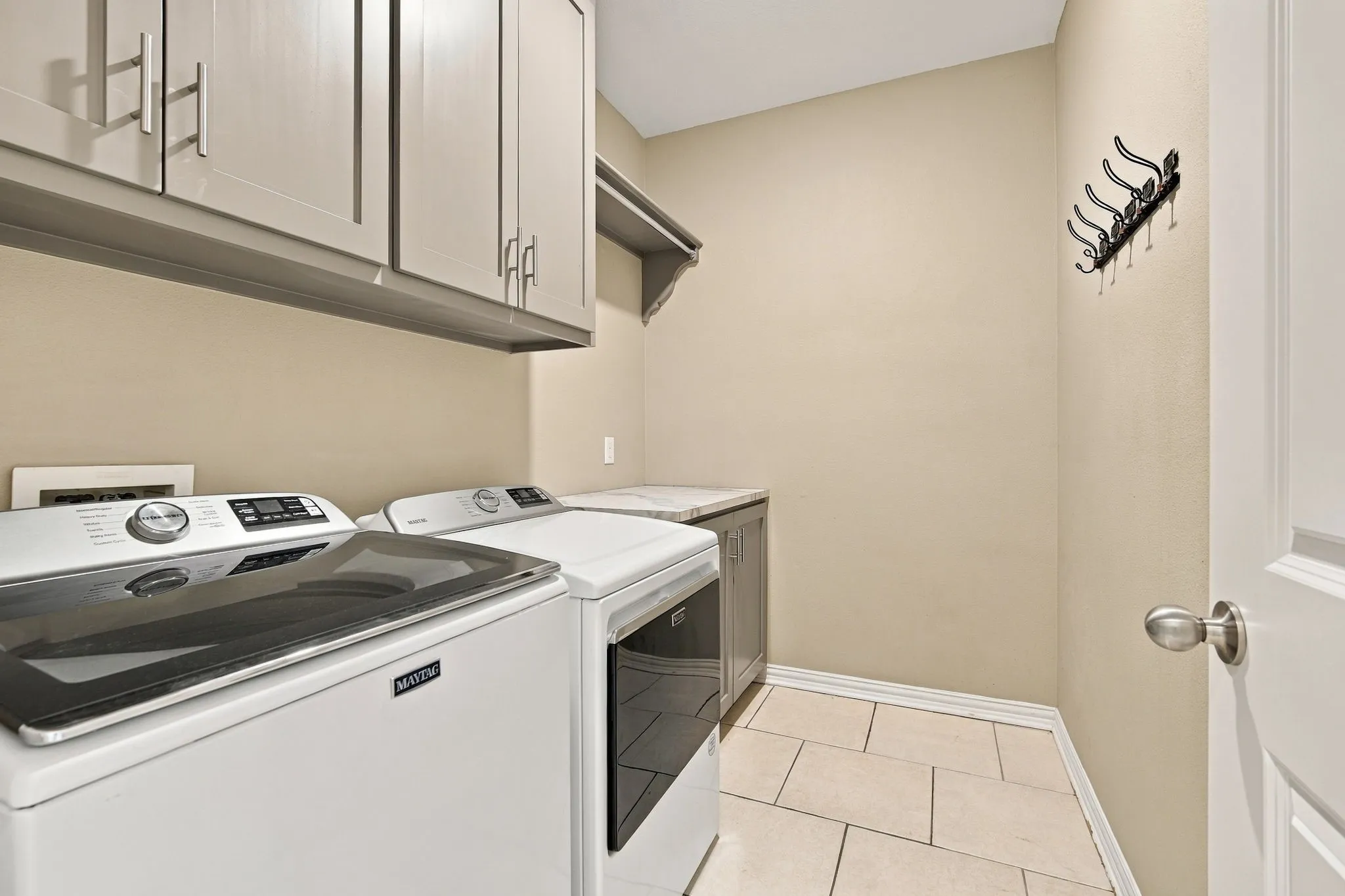 Single Family Residence For Sale in Ellis County , 810 Woodcrest Drive, Ennis, Texas 75119, 3 Bedroom, 2 Bathroom, 2 Garage spaces, 2,043 Sqft, built in 2004, mls#21393870, Real Estate Agent in Ennis, Homes For Sale in Ellis county, Homes For Sale in Ennis, Realtor in Ennis Texas, Real Estate Brokerage Independent Realty Texas, Luminita Cordes Realtor