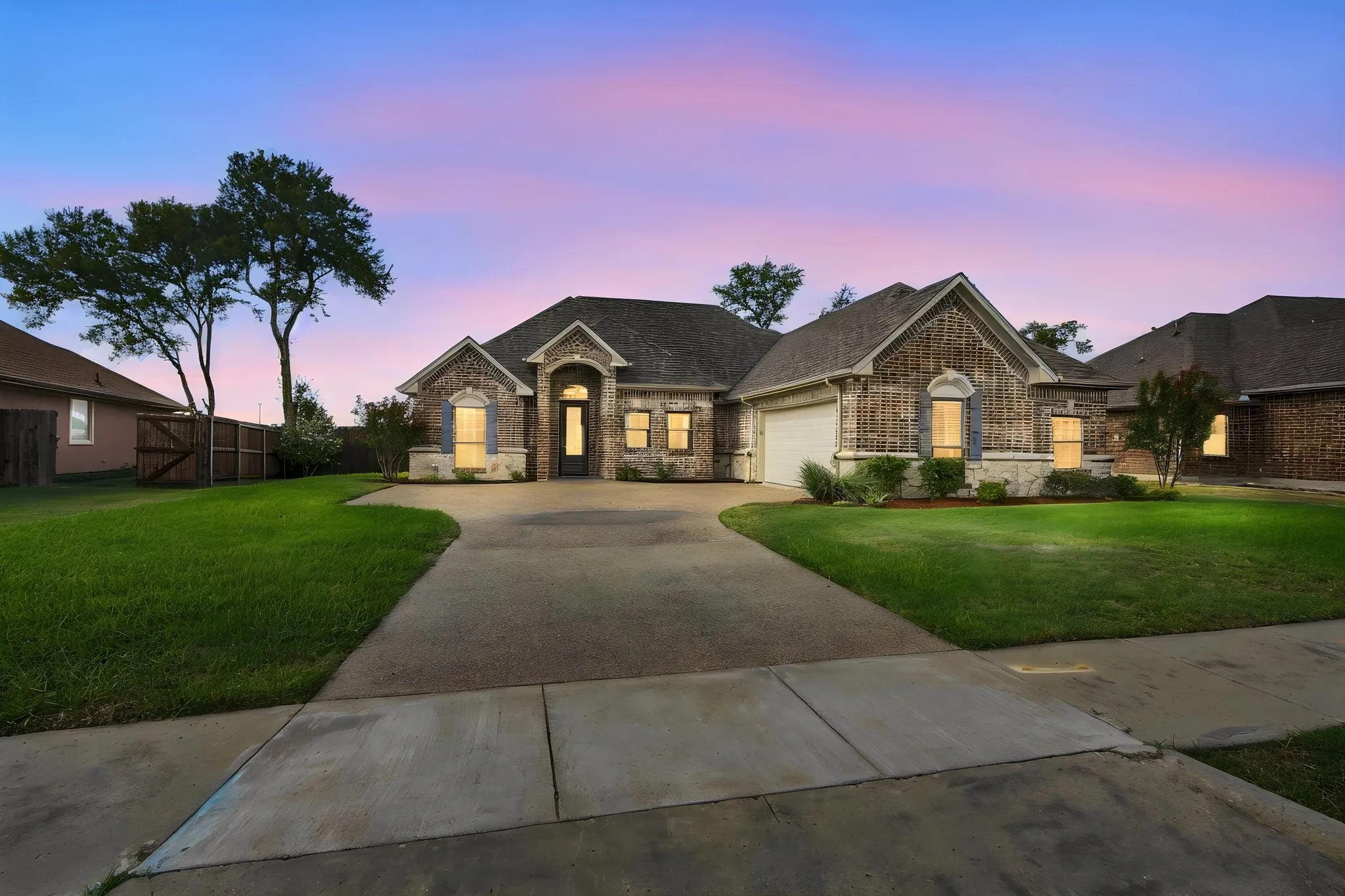 Single Family Residence For Sale in Ellis County , 810 Woodcrest Drive, Ennis, Texas 75119, 3 Bedroom, 2 Bathroom, 2 Garage spaces, 2,043 Sqft, built in 2004, mls#21393870, Real Estate Agent in Ennis, Homes For Sale in Ellis county, Homes For Sale in Ennis, Realtor in Ennis Texas, Real Estate Brokerage Independent Realty Texas, Luminita Cordes Realtor