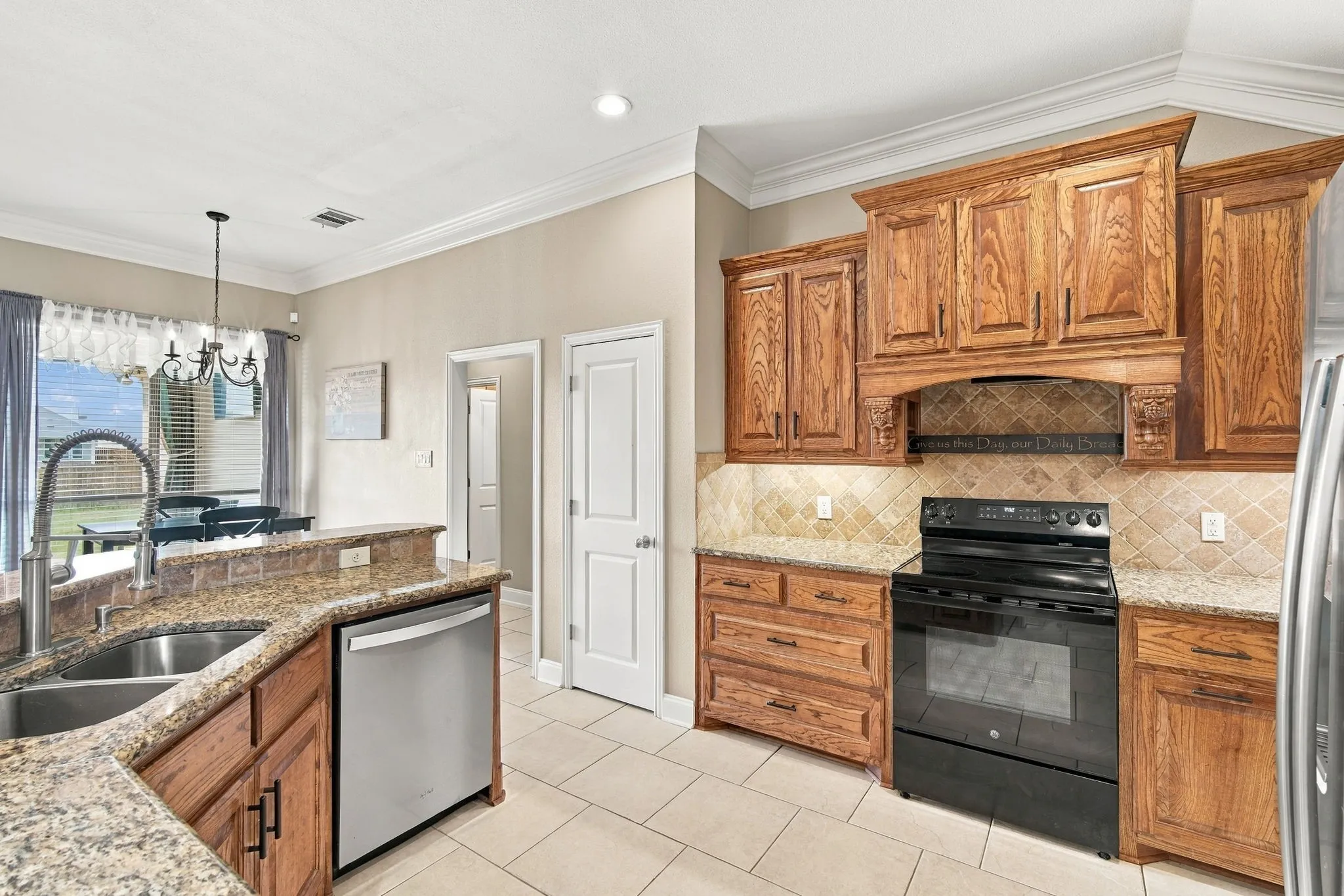 Single Family Residence For Sale in Ellis County , 810 Woodcrest Drive, Ennis, Texas 75119, 3 Bedroom, 2 Bathroom, 2 Garage spaces, 2,043 Sqft, built in 2004, mls#21393870, Real Estate Agent in Ennis, Homes For Sale in Ellis county, Homes For Sale in Ennis, Realtor in Ennis Texas, Real Estate Brokerage Independent Realty Texas, Luminita Cordes Realtor