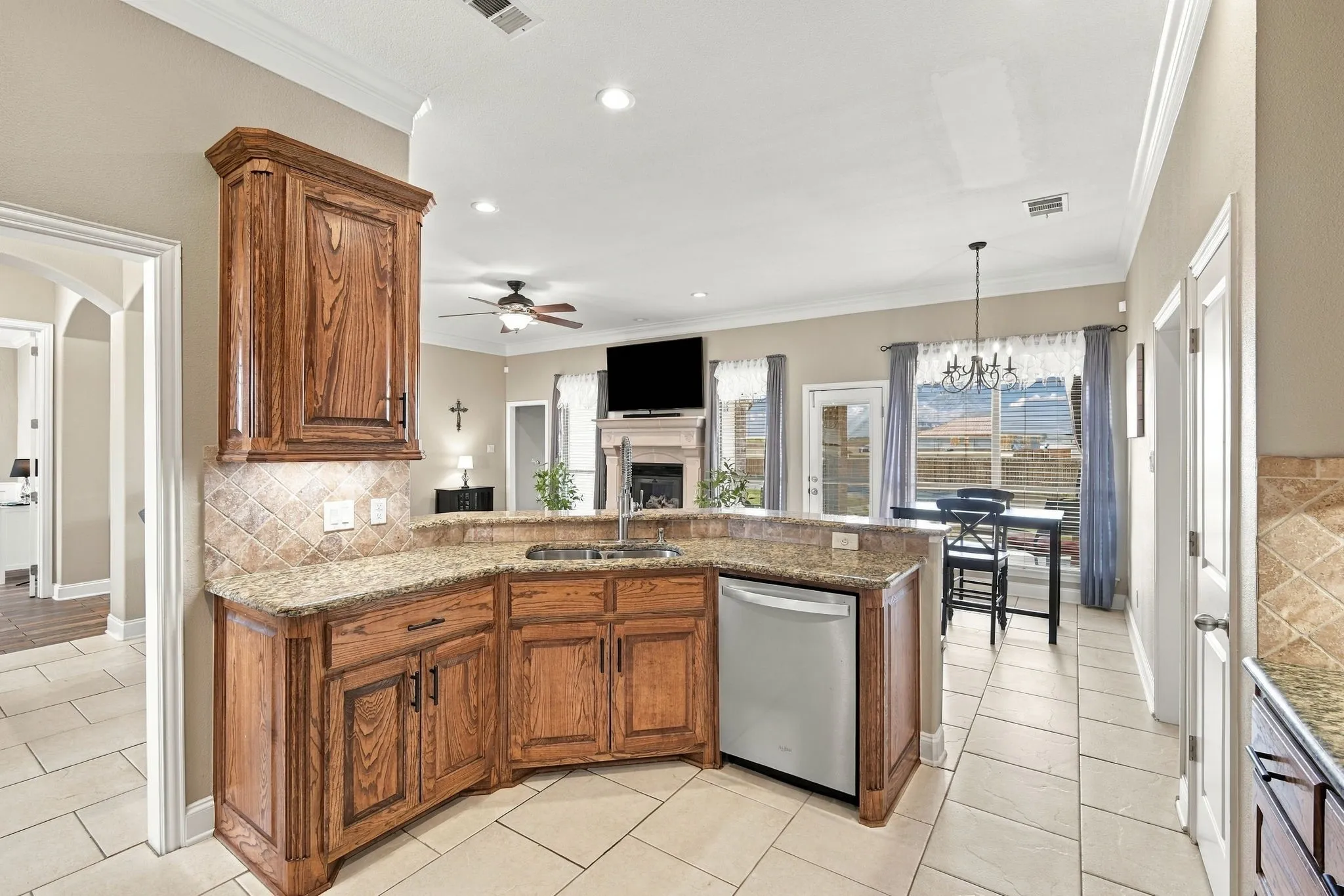 Single Family Residence For Sale in Ellis County , 810 Woodcrest Drive, Ennis, Texas 75119, 3 Bedroom, 2 Bathroom, 2 Garage spaces, 2,043 Sqft, built in 2004, mls#21393870, Real Estate Agent in Ennis, Homes For Sale in Ellis county, Homes For Sale in Ennis, Realtor in Ennis Texas, Real Estate Brokerage Independent Realty Texas, Luminita Cordes Realtor