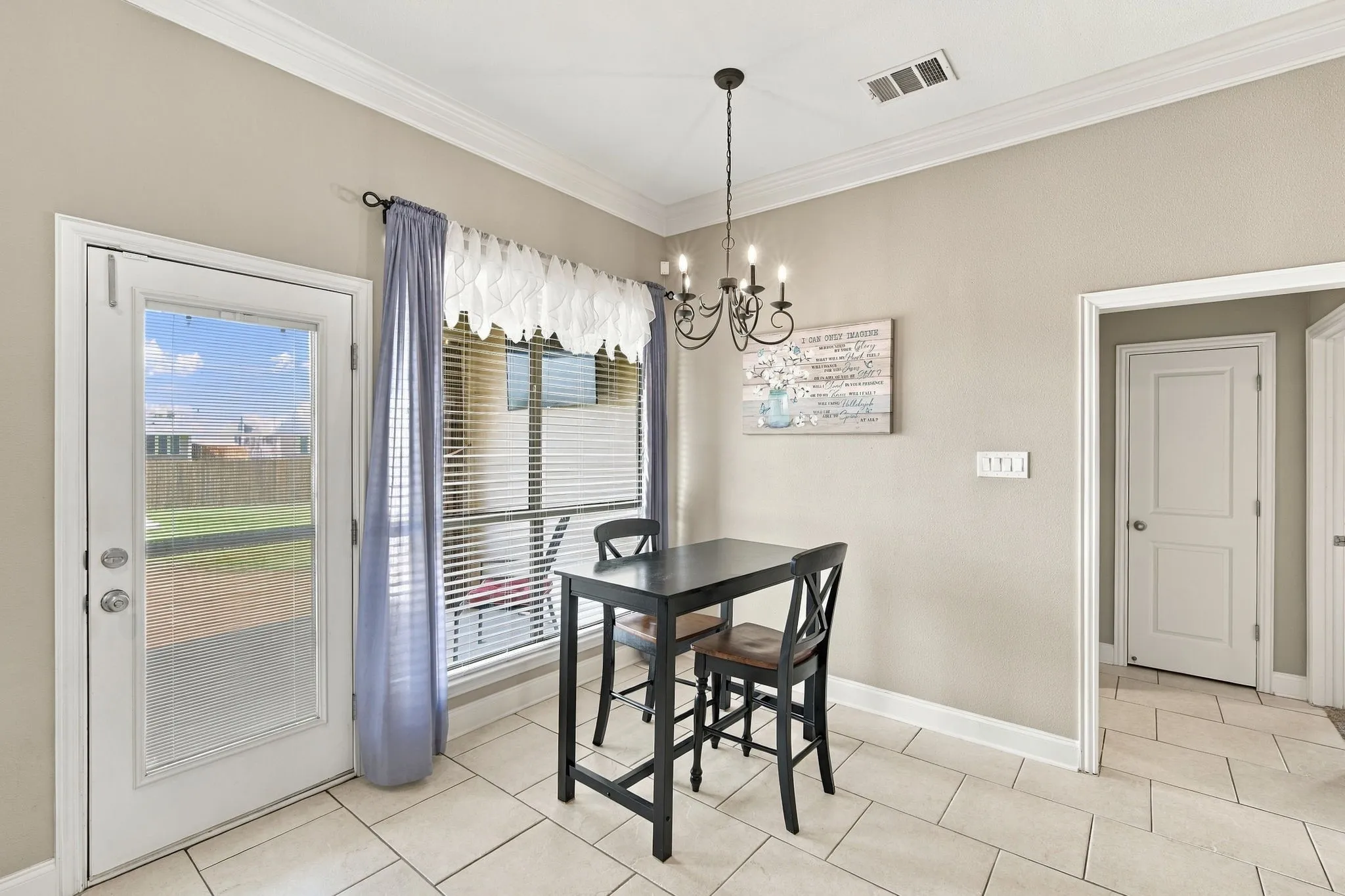 Single Family Residence For Sale in Ellis County , 810 Woodcrest Drive, Ennis, Texas 75119, 3 Bedroom, 2 Bathroom, 2 Garage spaces, 2,043 Sqft, built in 2004, mls#21393870, Real Estate Agent in Ennis, Homes For Sale in Ellis county, Homes For Sale in Ennis, Realtor in Ennis Texas, Real Estate Brokerage Independent Realty Texas, Luminita Cordes Realtor