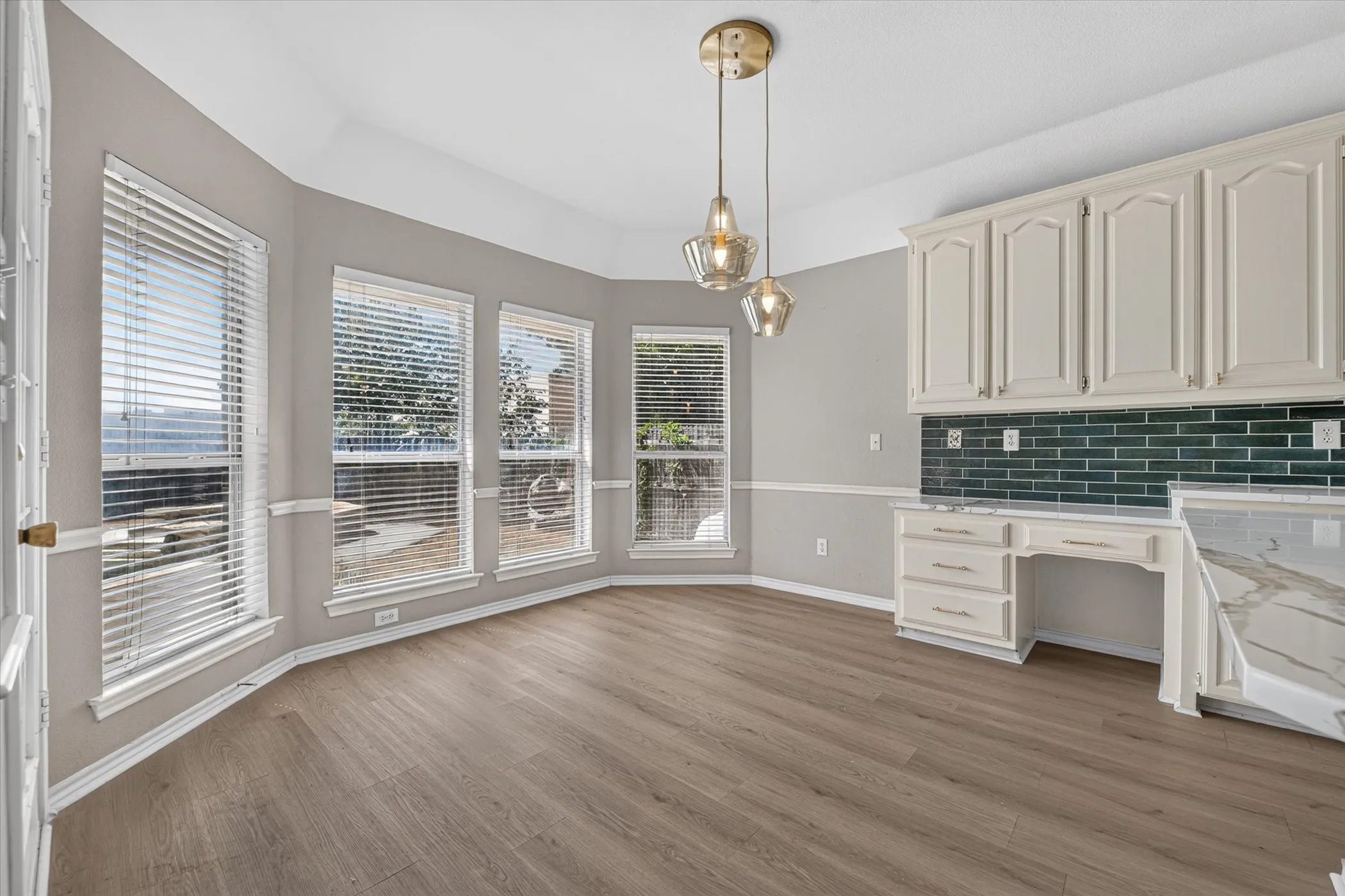 Single Family Residence For Rent in Tarrant County , 305 Brazil Drive, Hurst, Texas 76054, 5 Bedroom, 3 Bathroom, 2 Garage spaces, 2,903 Sqft, built in 1995, mls#21386392, Real Estate Agent in Hurst, Homes For Rent in Tarrant county, Homes For Rent in Hurst, Realtor in Hurst Texas, Real Estate Brokerage Independent Realty Texas, Luminita Cordes Realtor